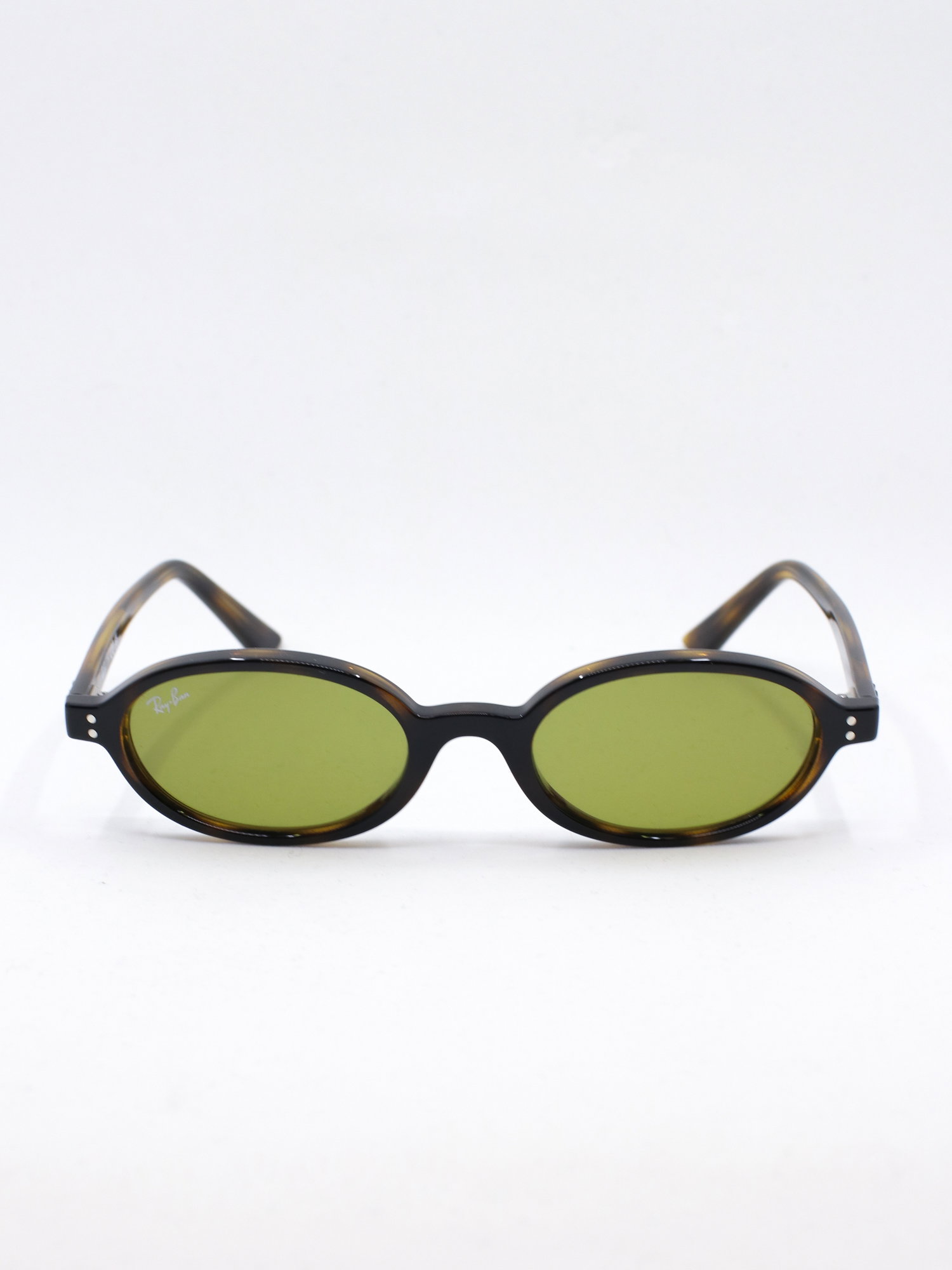 Solbrille med brun ramme, grønne glass og oval fasong