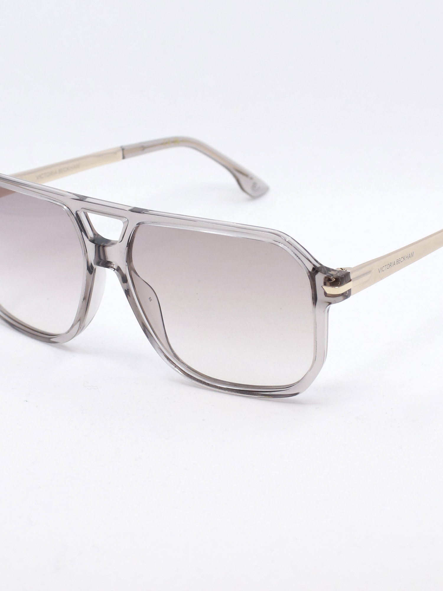 Pilotsolbrille med beige ramme og lyse glass