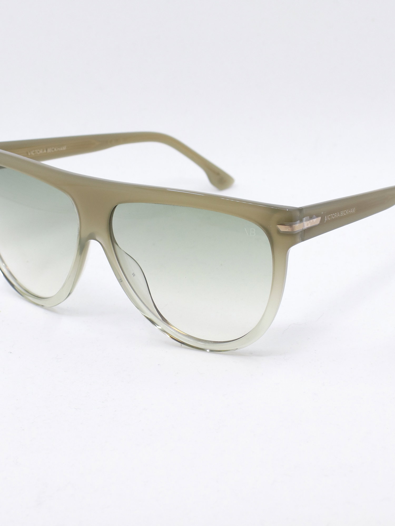 Solbrille med dråpefasong i grønn med lyse glass