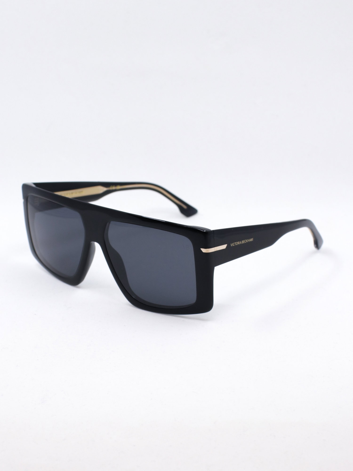 Oversized solbrille i svart med små gulldetaljer ved brillestengene