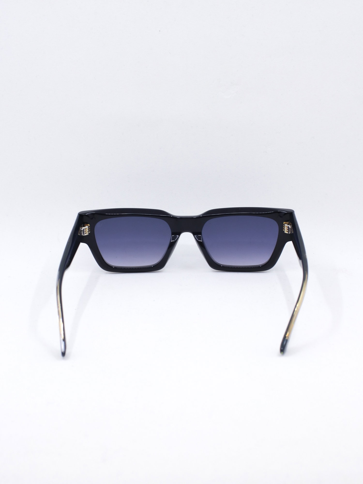 Solbrille med svart markant ramme og blå graderte solbrilleglass