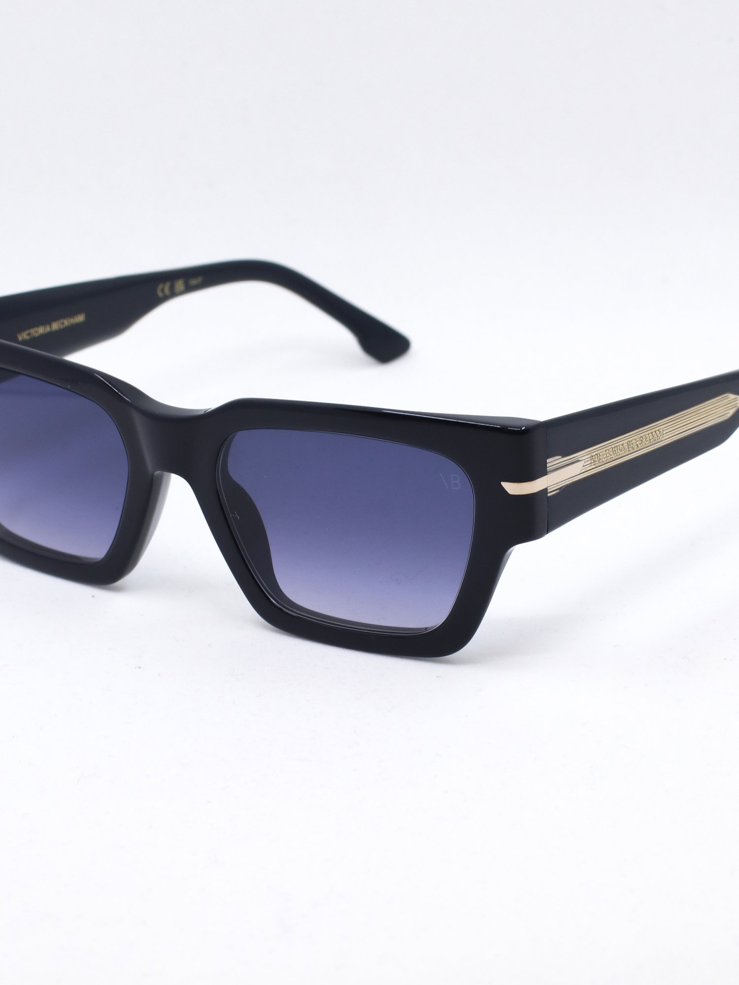 Solbrille med svart markant ramme og blå graderte solbrilleglass