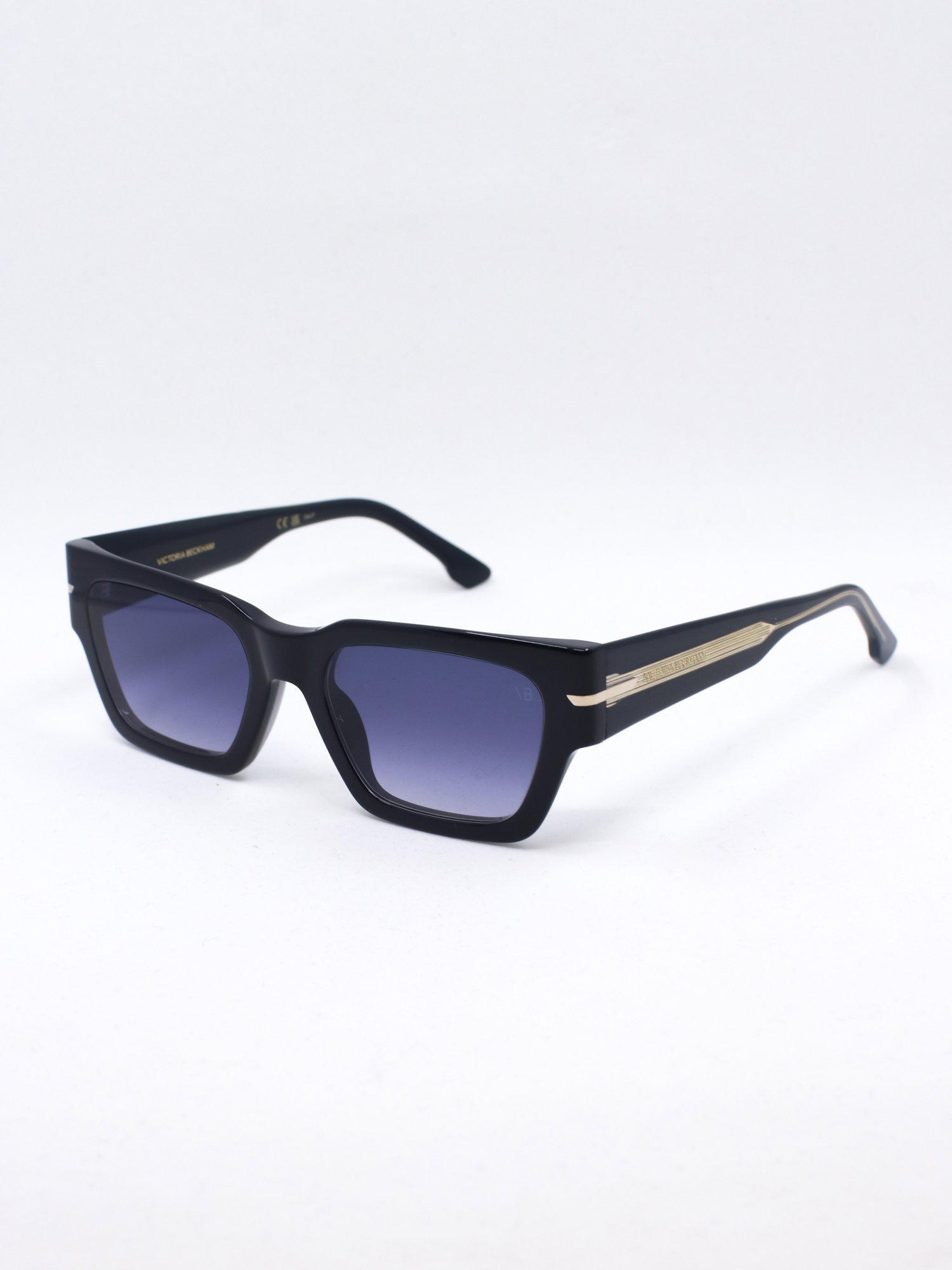 Solbrille med svart markant ramme og blå graderte solbrilleglass