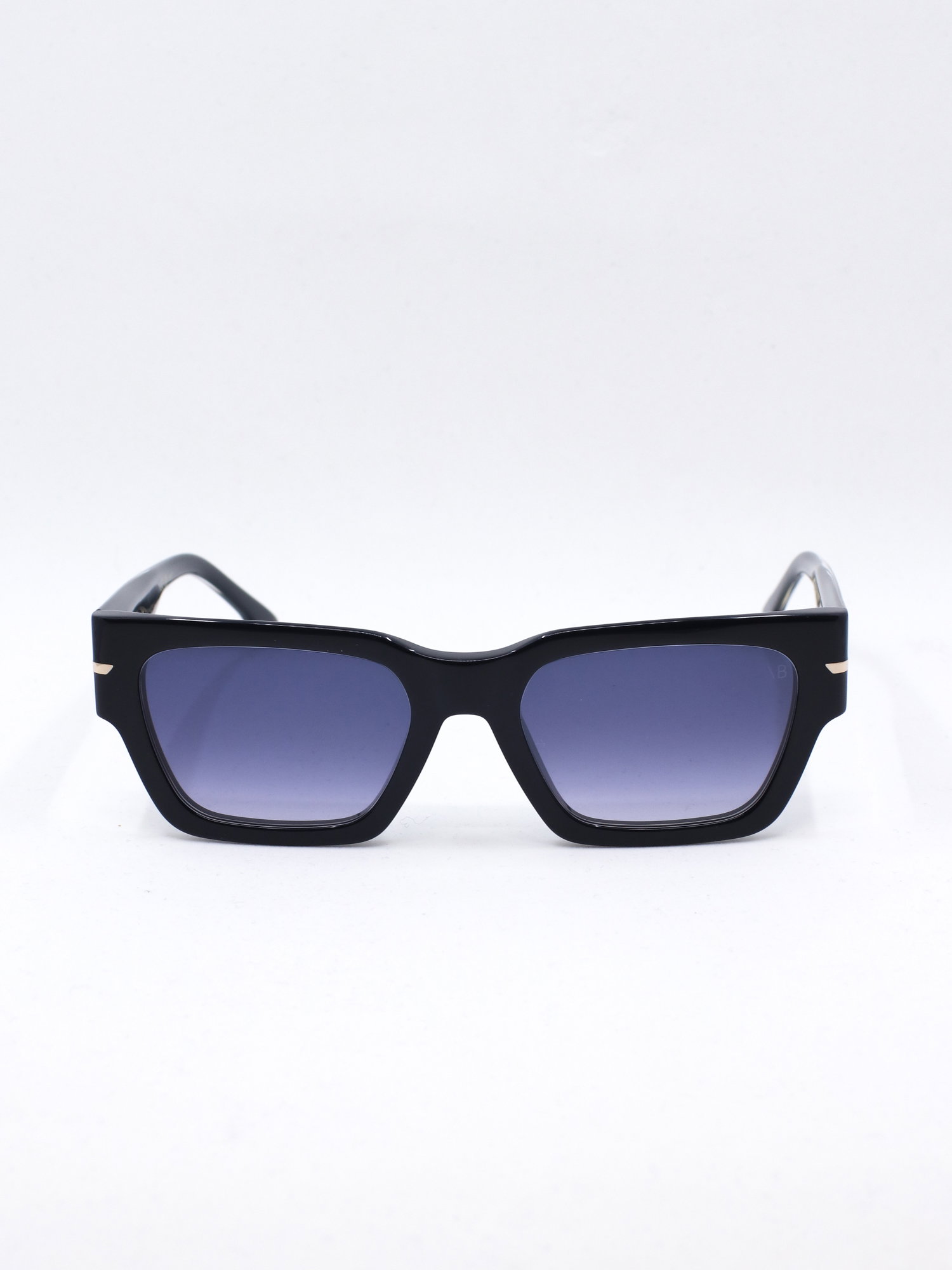 Solbrille med svart markant ramme og blå graderte solbrilleglass