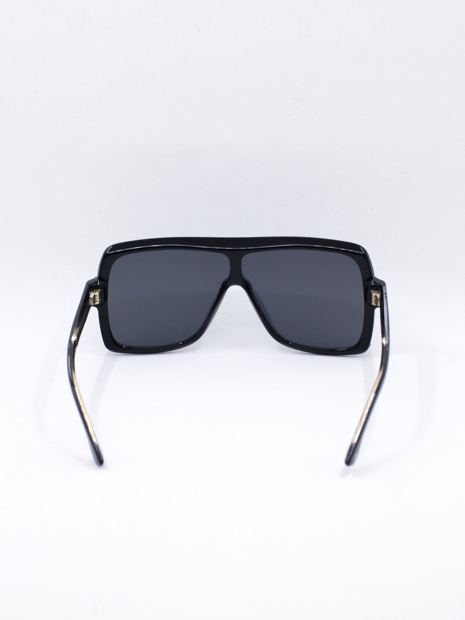 Svart, oversized solbrille med store solbrilleglass