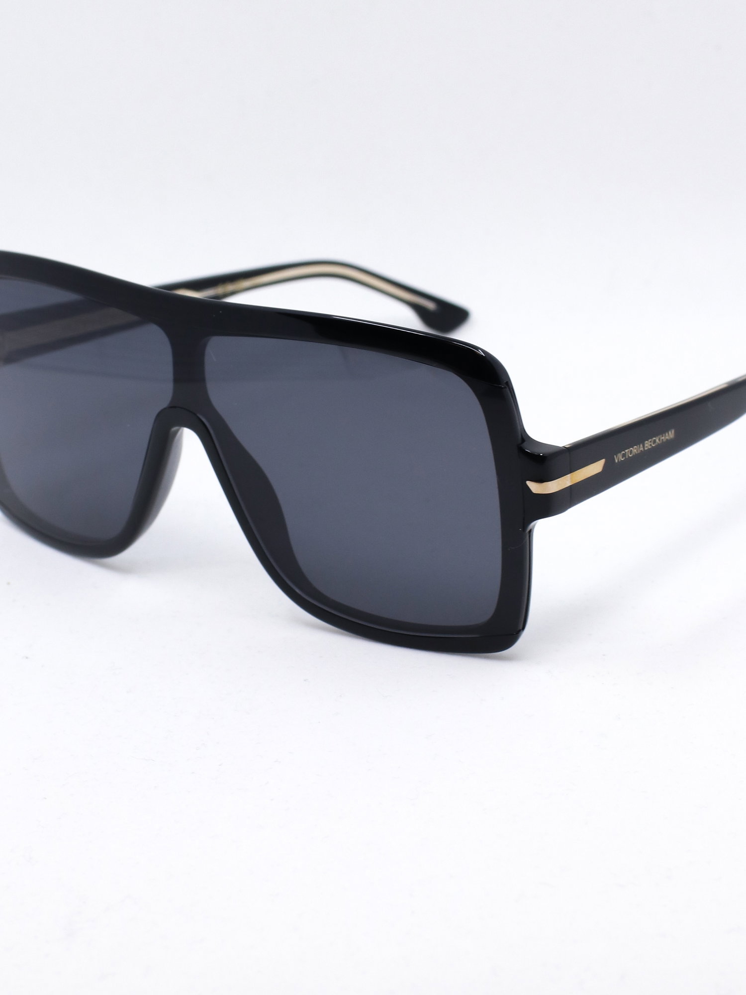 Svart, oversized solbrille med store solbrilleglass