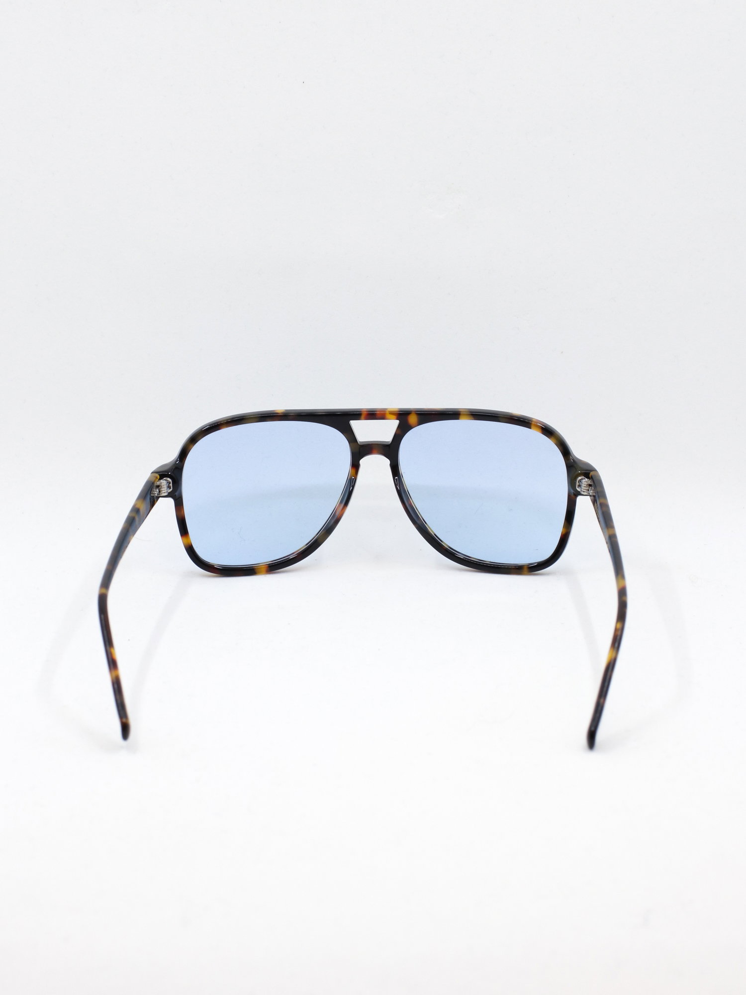 Pilotsolbrille med brun ramme og lyseblå solbrilleglass