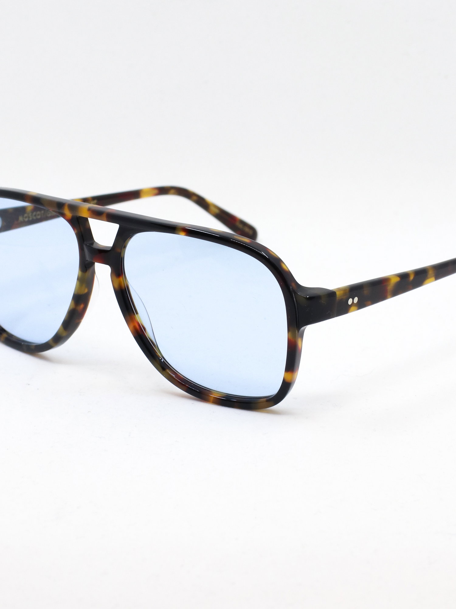 Pilotsolbrille med brun ramme og lyseblå solbrilleglass