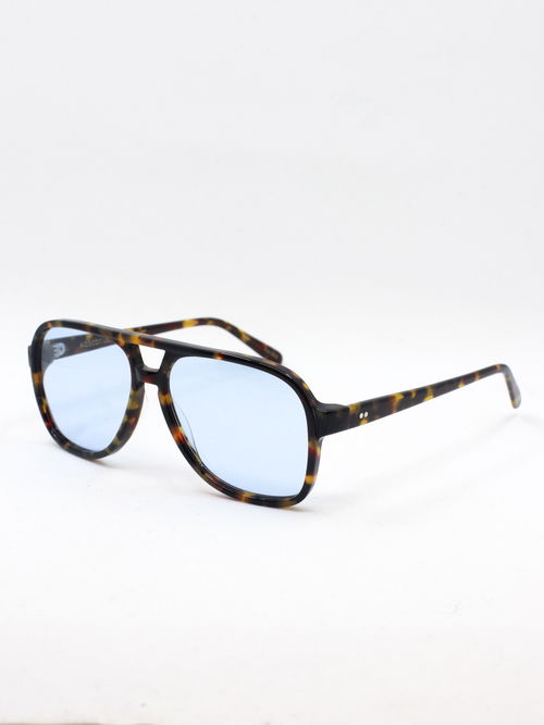 Pilotsolbrille med brun ramme og lyseblå solbrilleglass