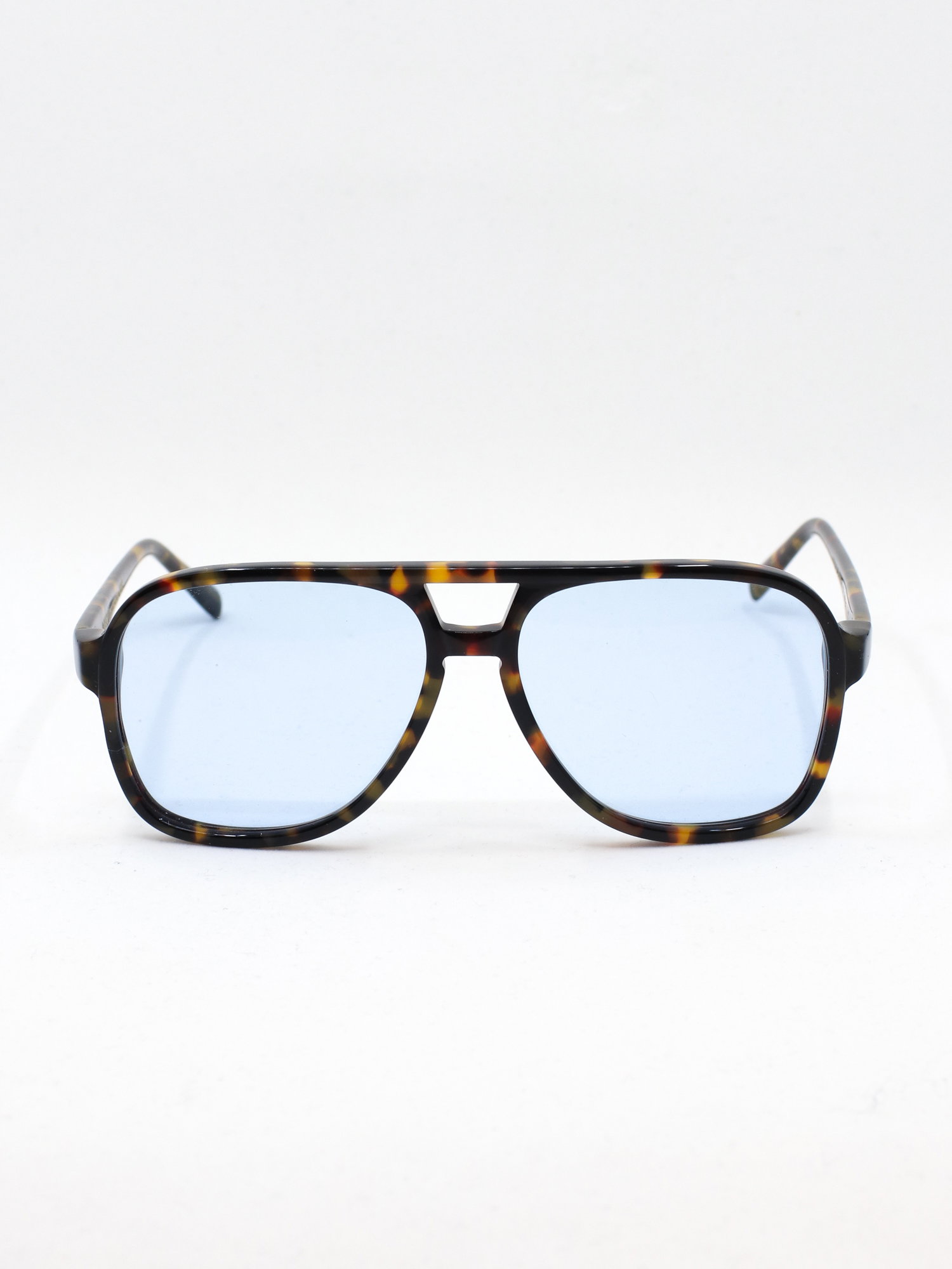 Pilotsolbrille med brun ramme og lyseblå solbrilleglass