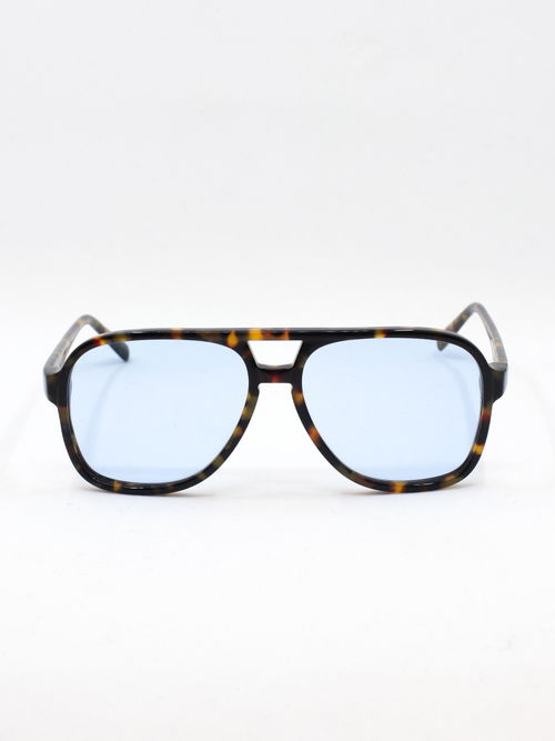 Pilotsolbrille med brun ramme og lyseblå solbrilleglass