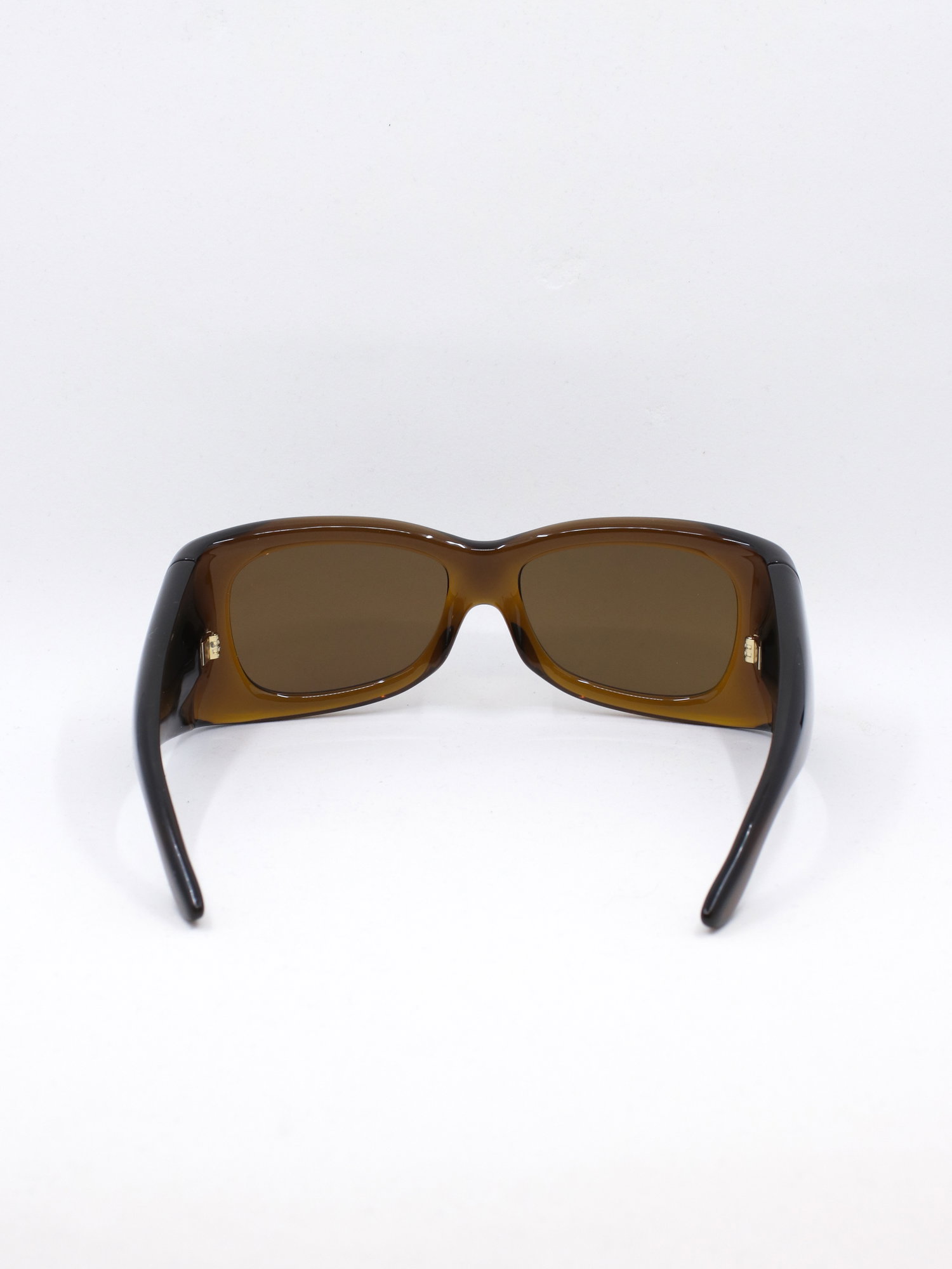 Oversized statement solbrille med brun tykk ramme og brune solbrilleglass.