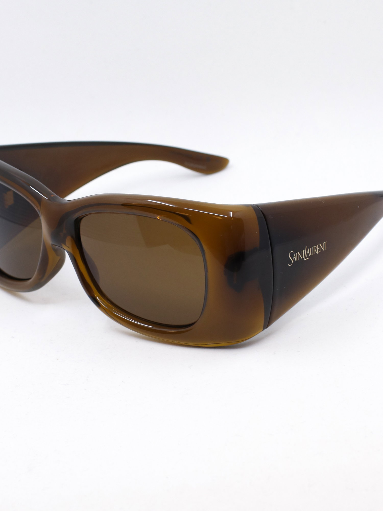 Oversized statement solbrille med brun tykk ramme og brune solbrilleglass.
