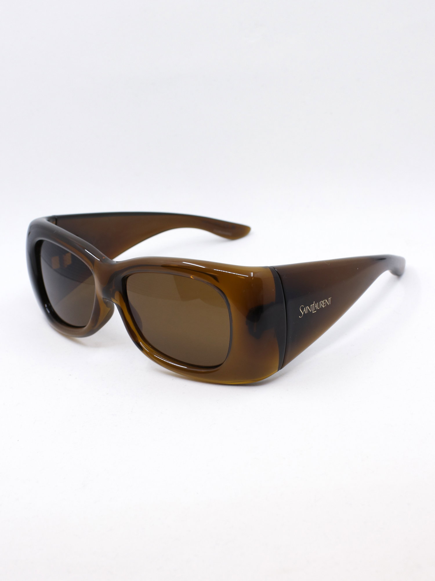 Oversized statement solbrille med brun tykk ramme og brune solbrilleglass.