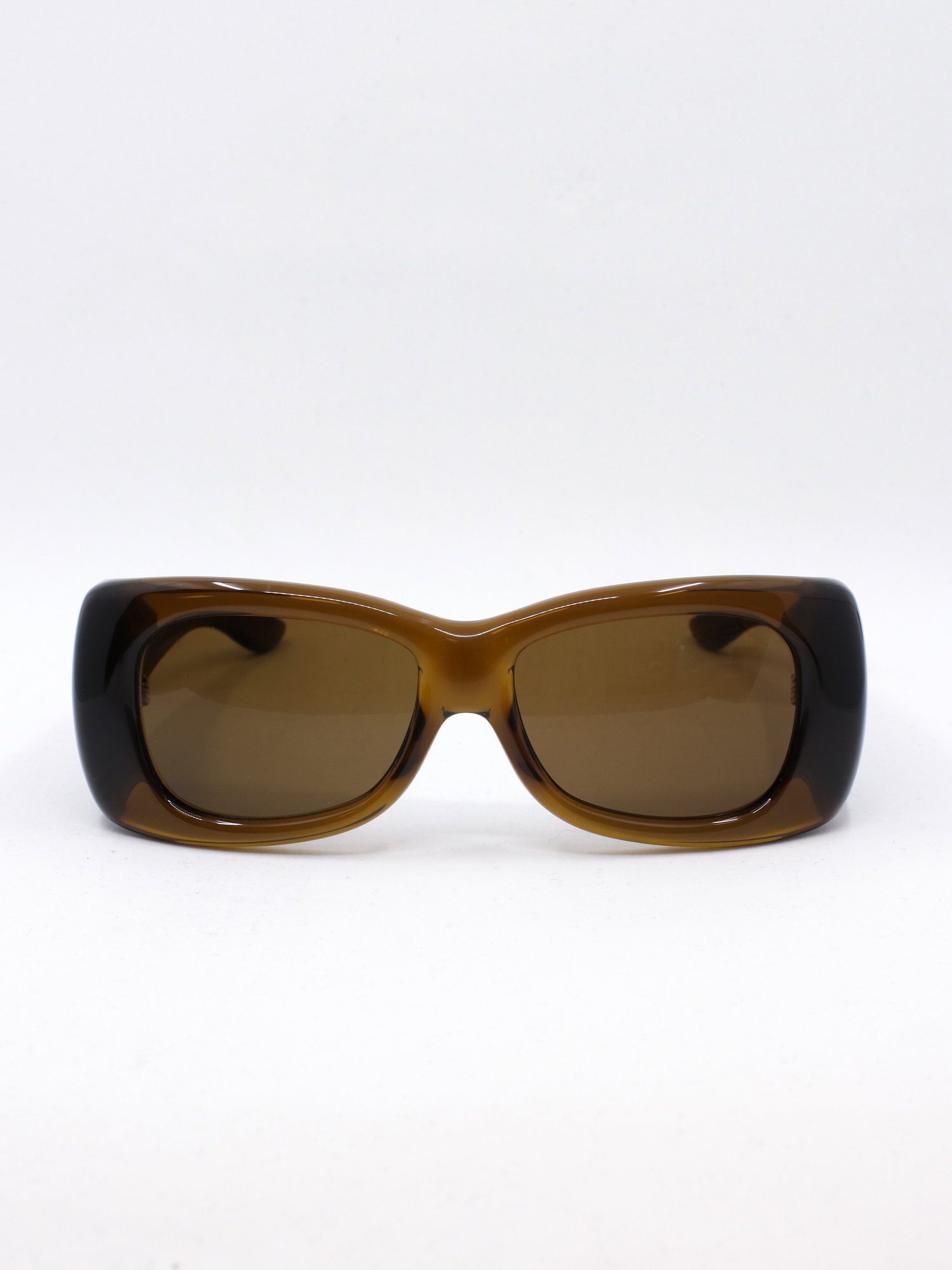 Oversized statement solbrille med brun tykk ramme og brune solbrilleglass.
