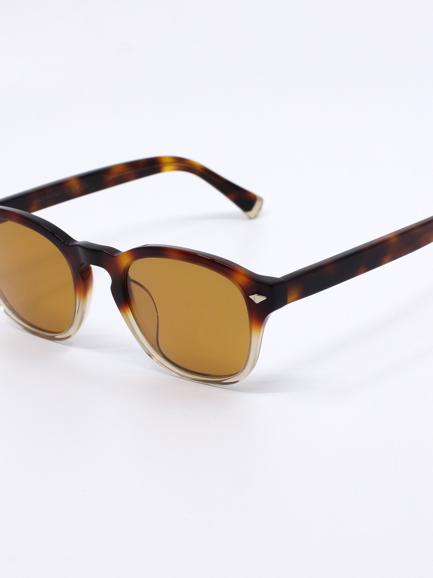 Solbrille med firkantet fasong og lette avrundede kanter