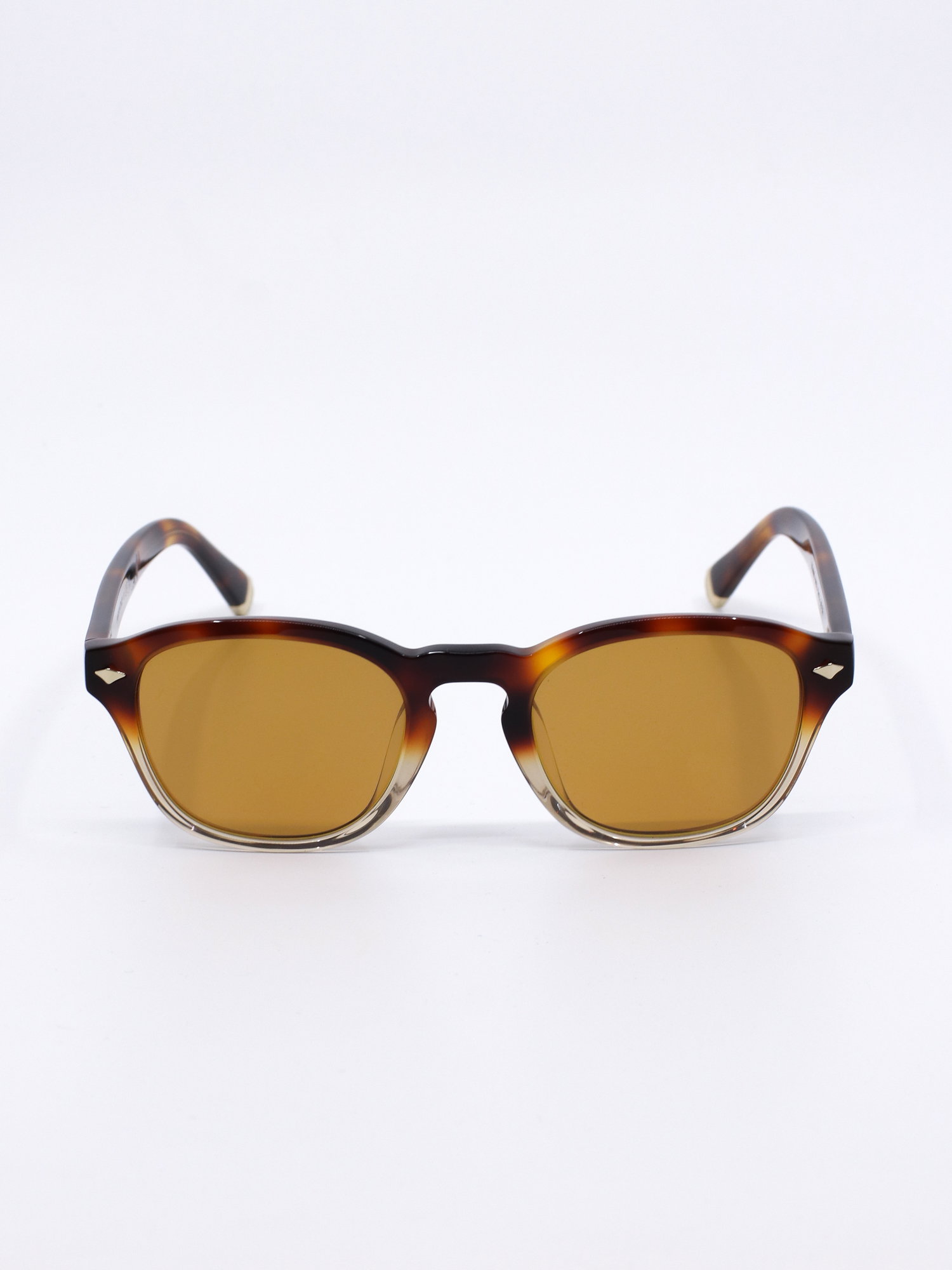 Solbrille med firkantet fasong og lette avrundede kanter