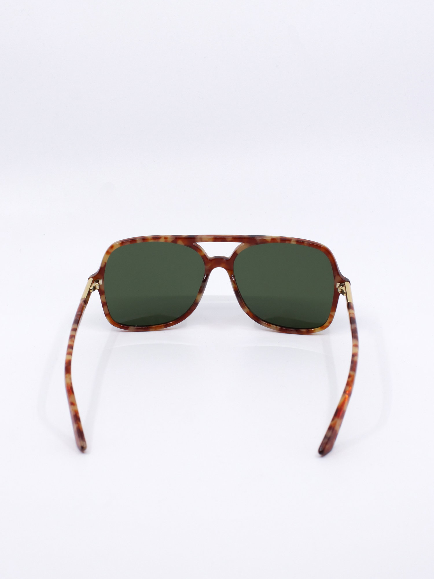 Pilotsolbrille med brunt, mønstret farge og grønne glass