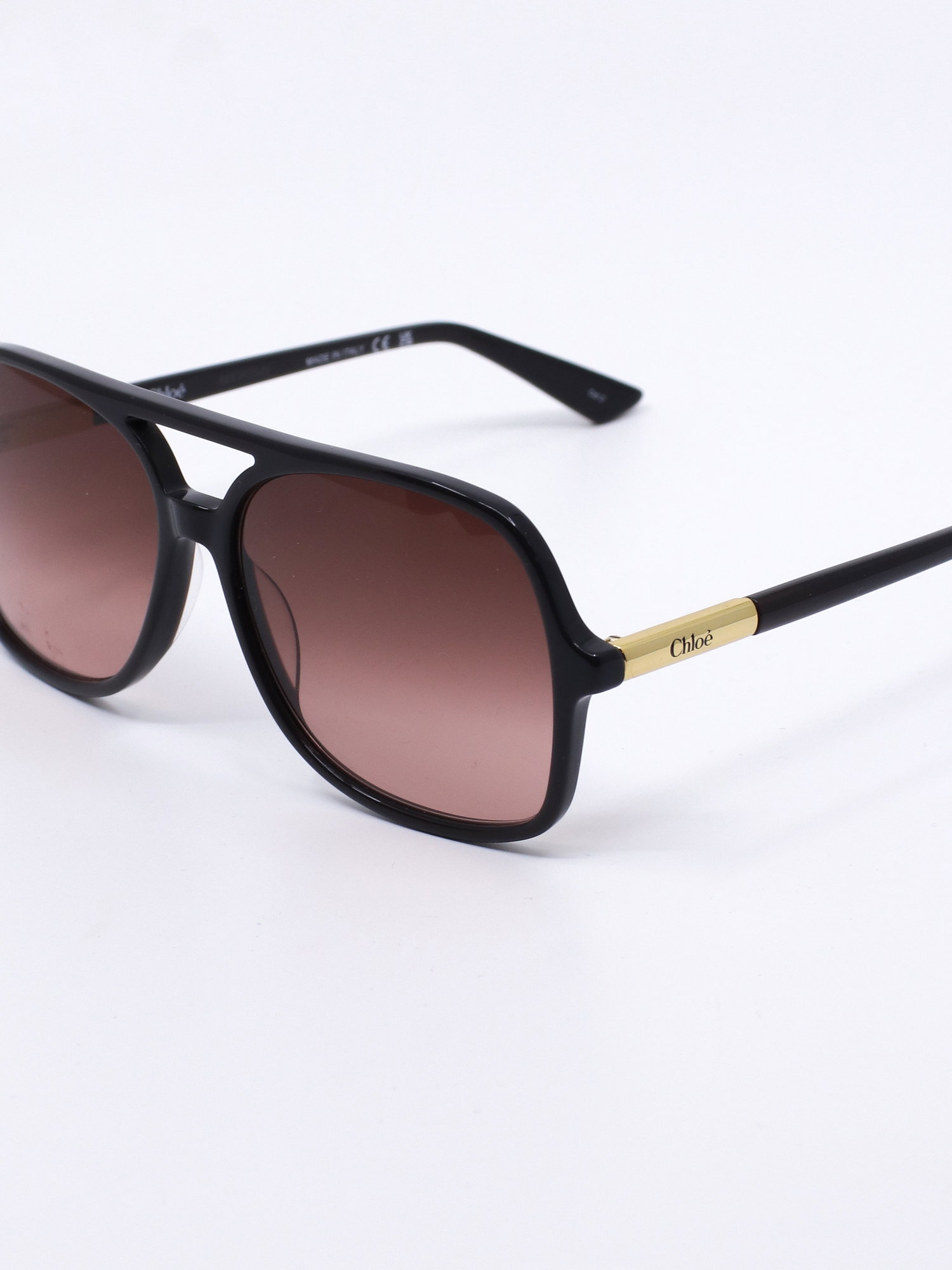 Pilotsolbrille med svart ramme og rød-rosa graderte solbrilleglass