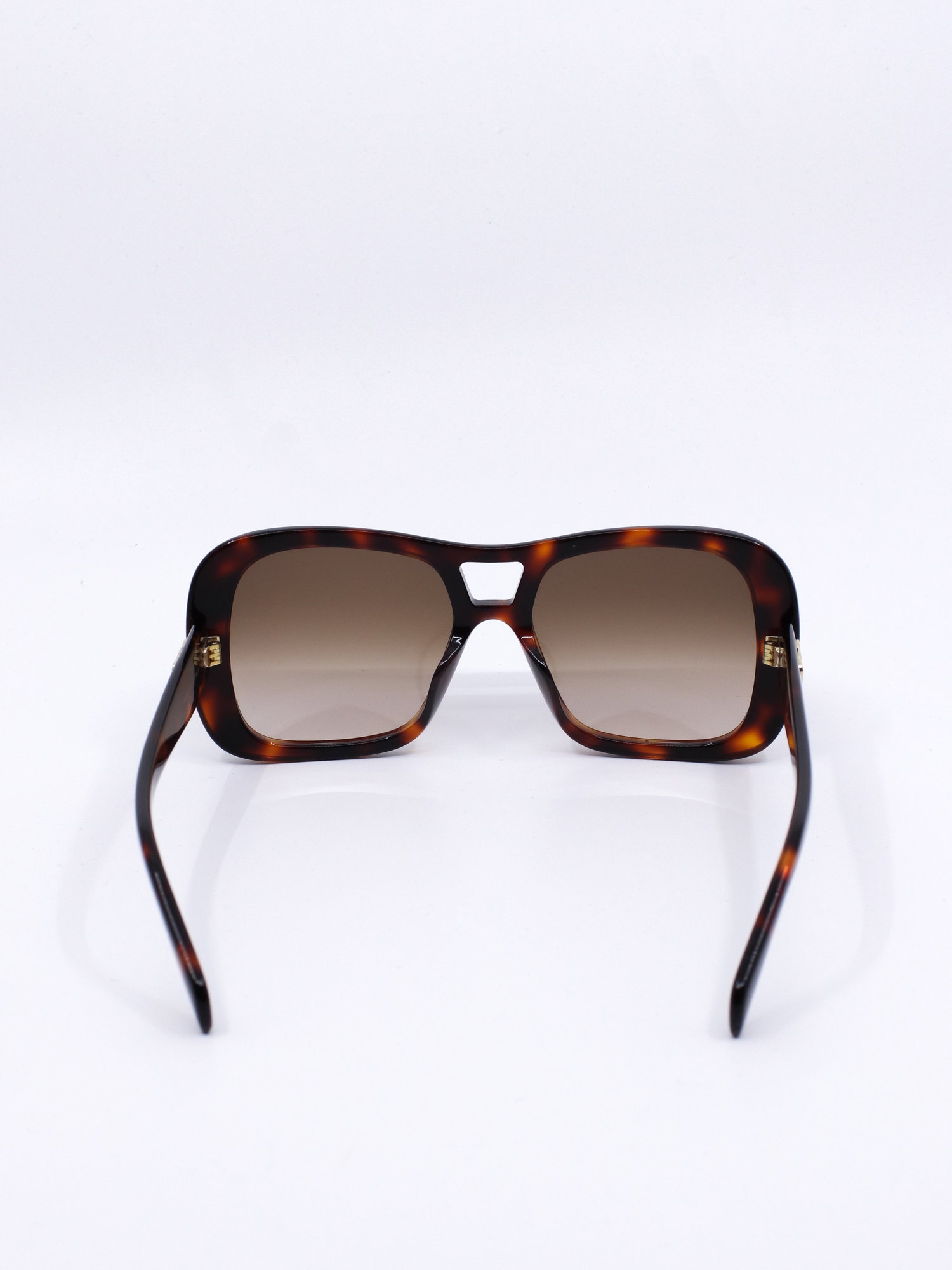 Solbrille i brun med firkantet design og oversized fasong