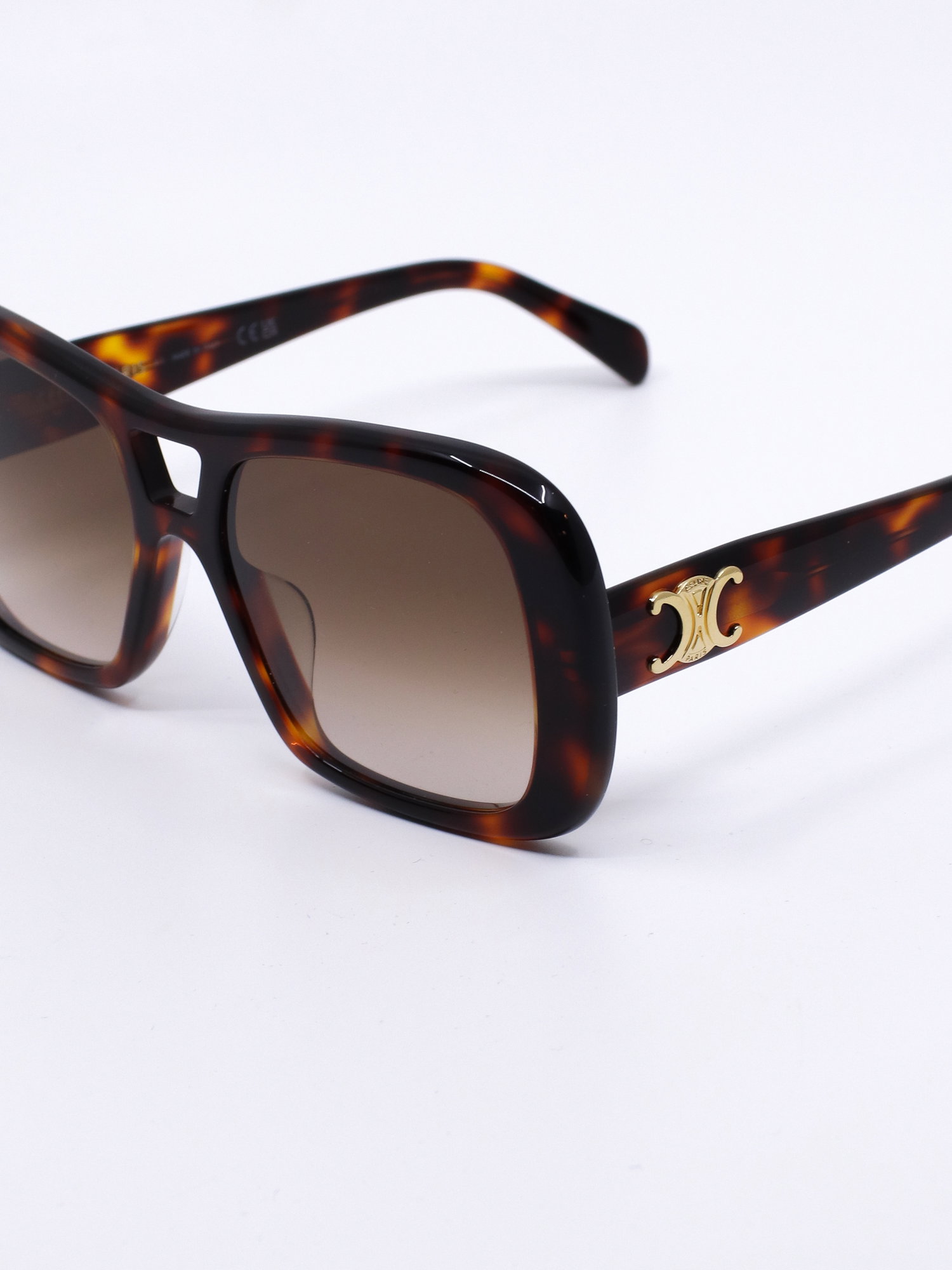 Solbrille i brun med firkantet design og oversized fasong