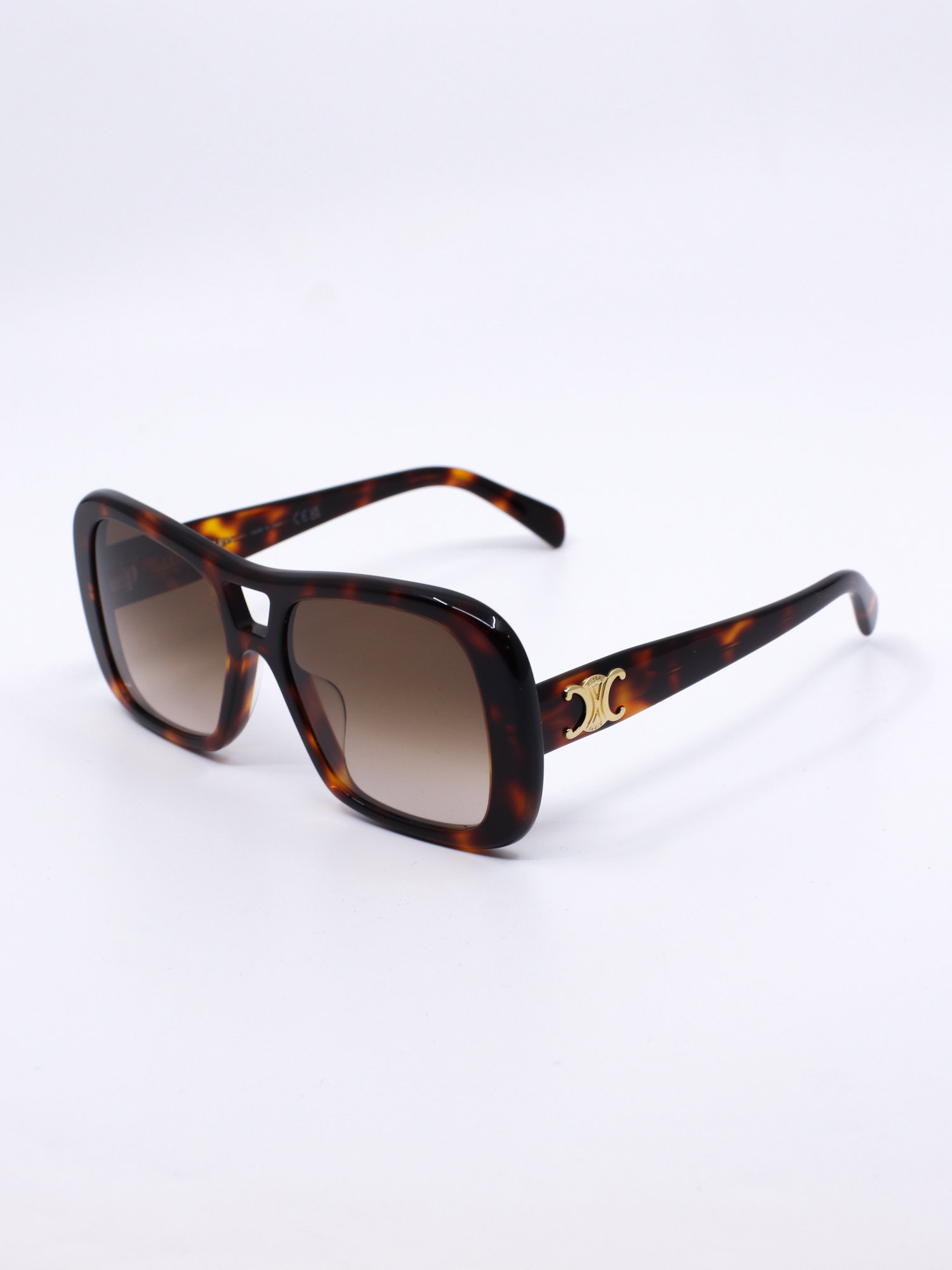 Solbrille i brun med firkantet design og oversized fasong