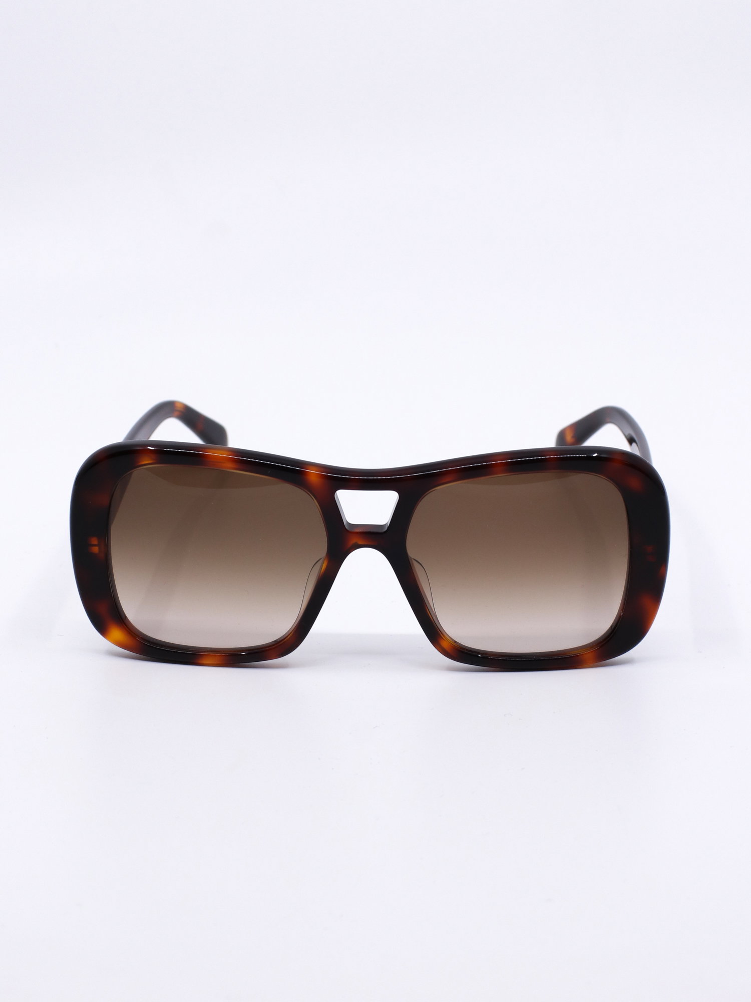 Solbrille i brun med firkantet design og oversized fasong