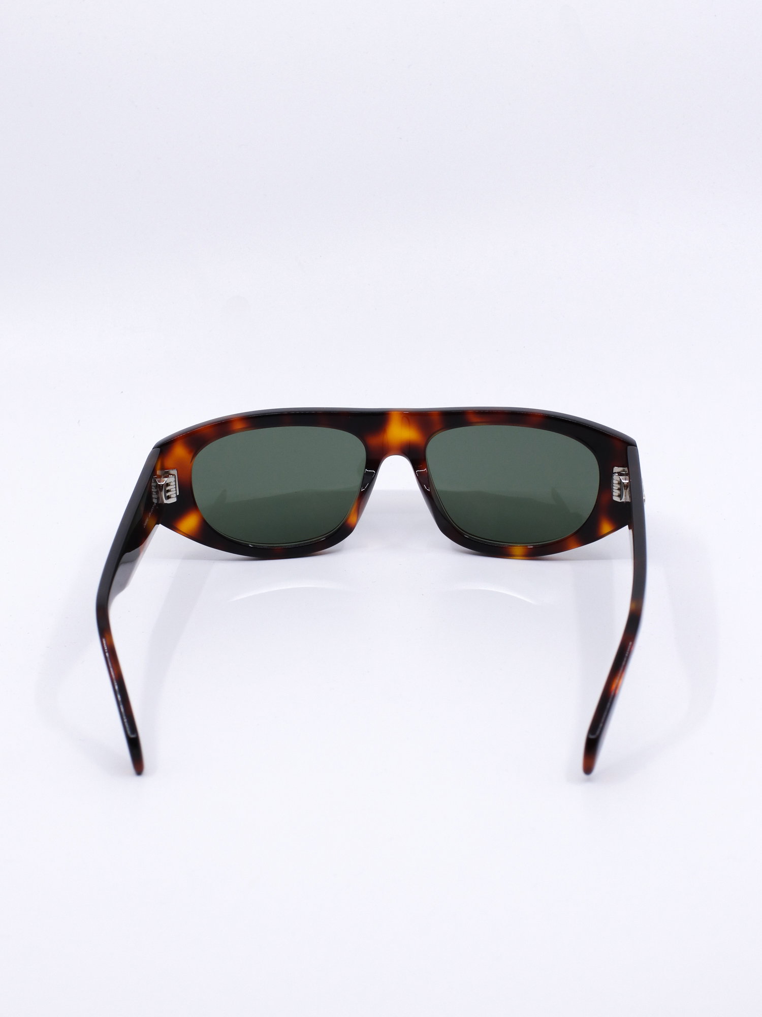 Solbrille med kantete fasong, rette linjer og brun ramme