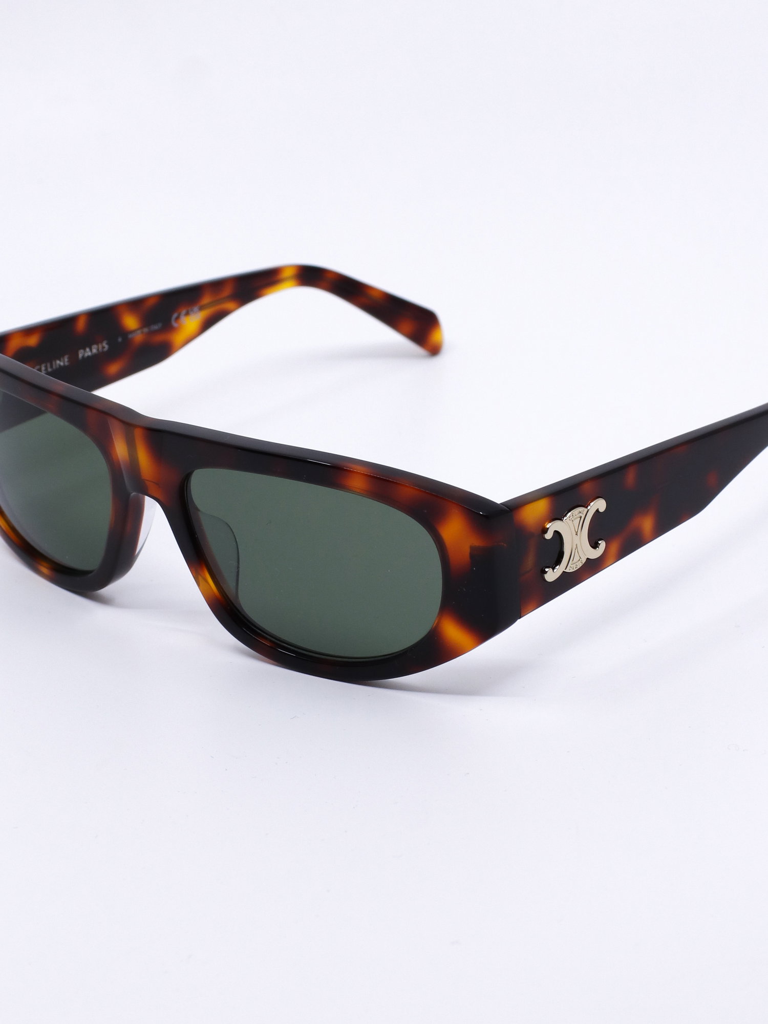 Solbrille med kantete fasong, rette linjer og brun ramme Solbrille med kantete fasong, rette linjer og brun ramme