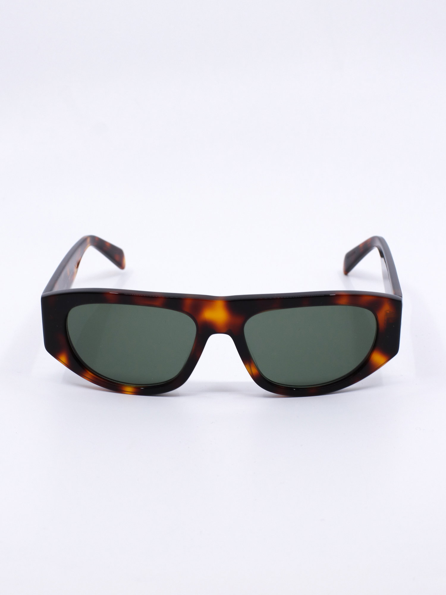 Solbrille med kantete fasong, rette linjer og brun ramme