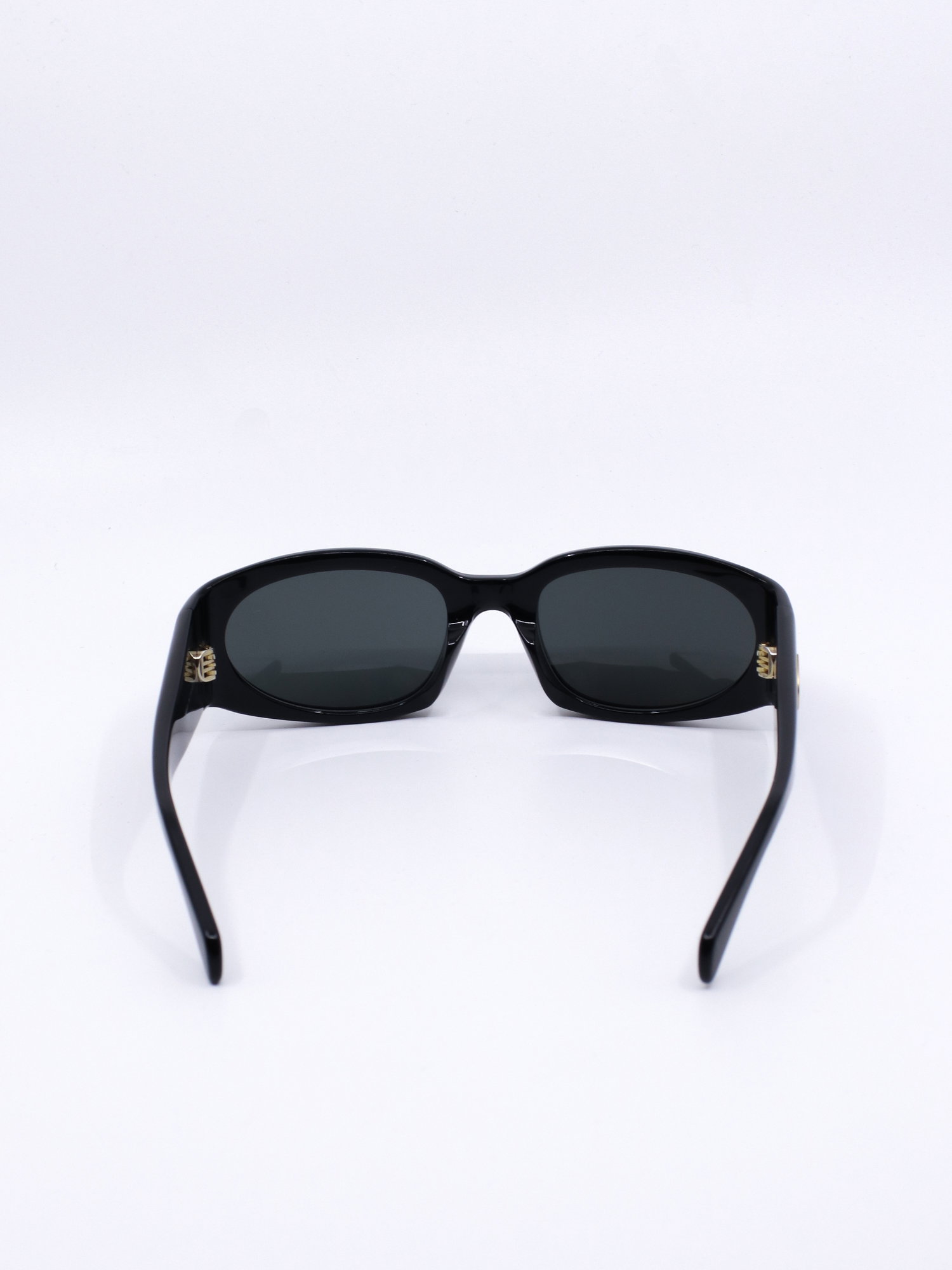 Rektangulær solbrille med svart ramme og grå solbrilleglass