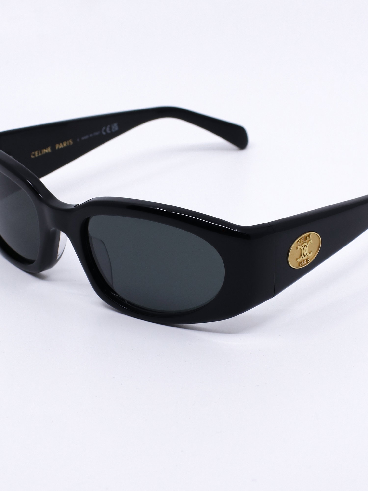 Rektangulær solbrille med svart ramme og grå solbrilleglass