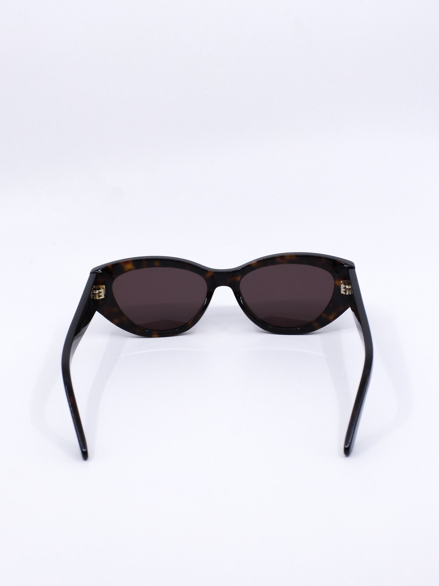 Solbrille med cateye fasong og brun ramme