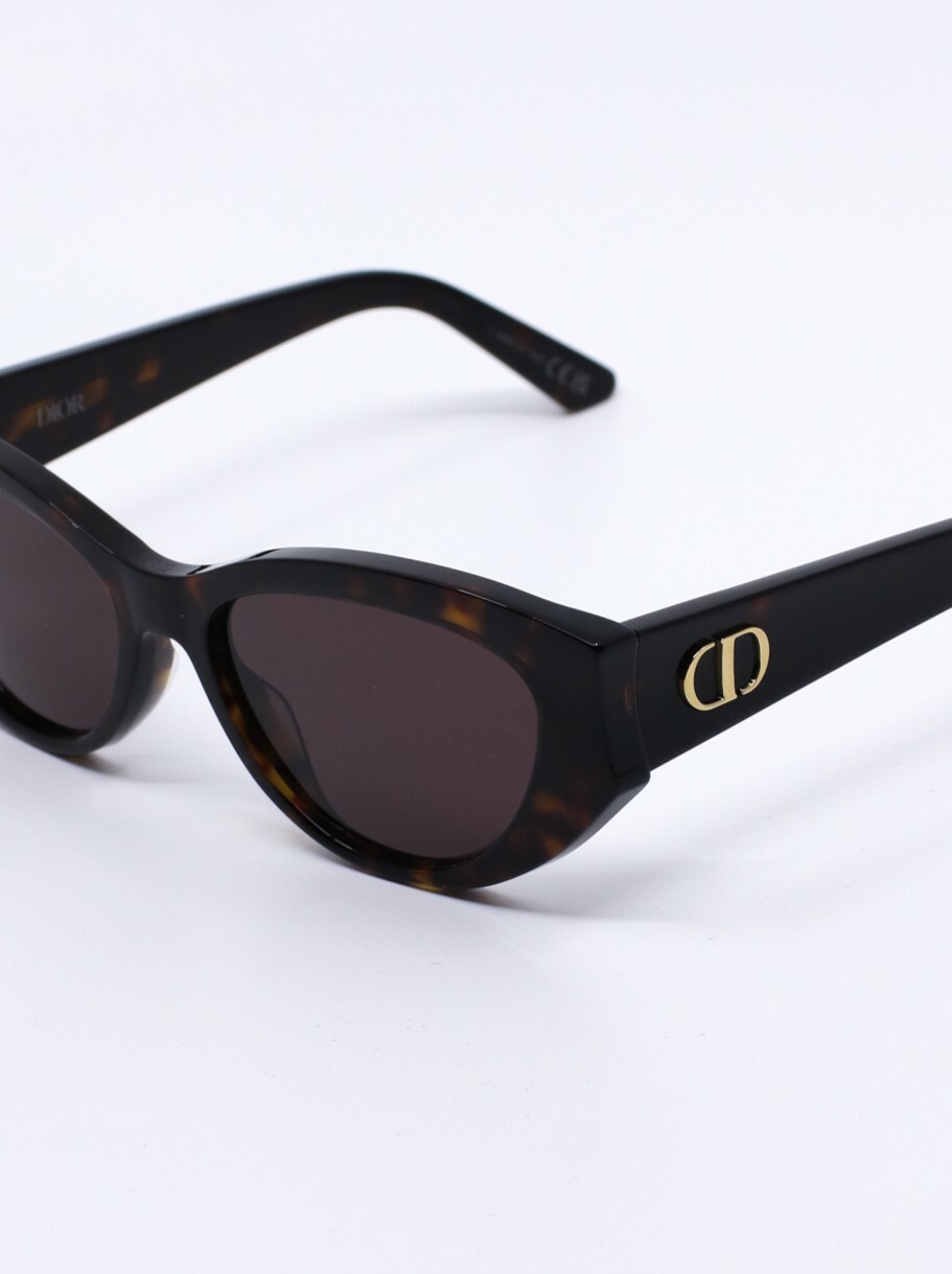Solbrille med cateye fasong og brun ramme