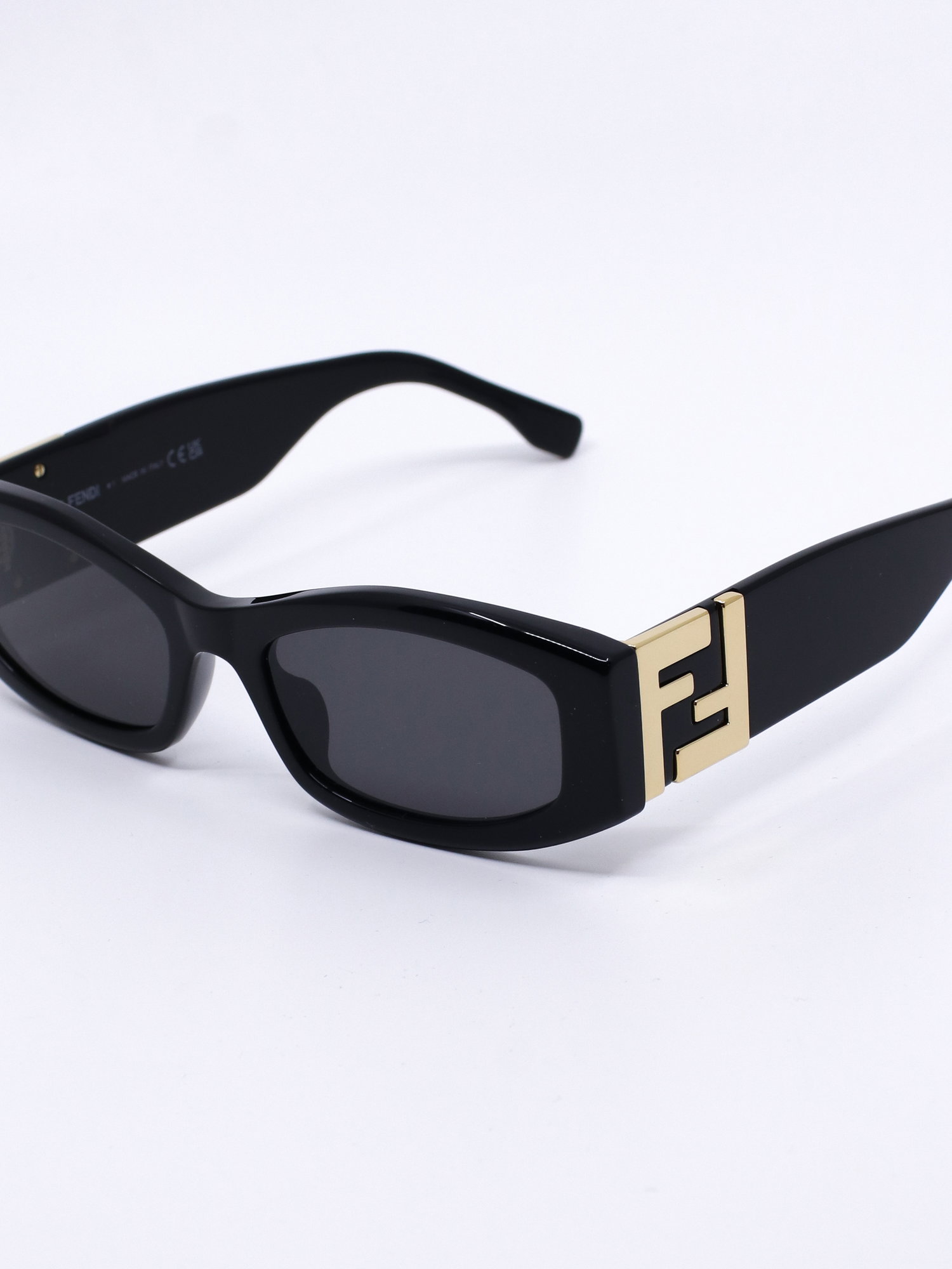 Smal solbrille i svart