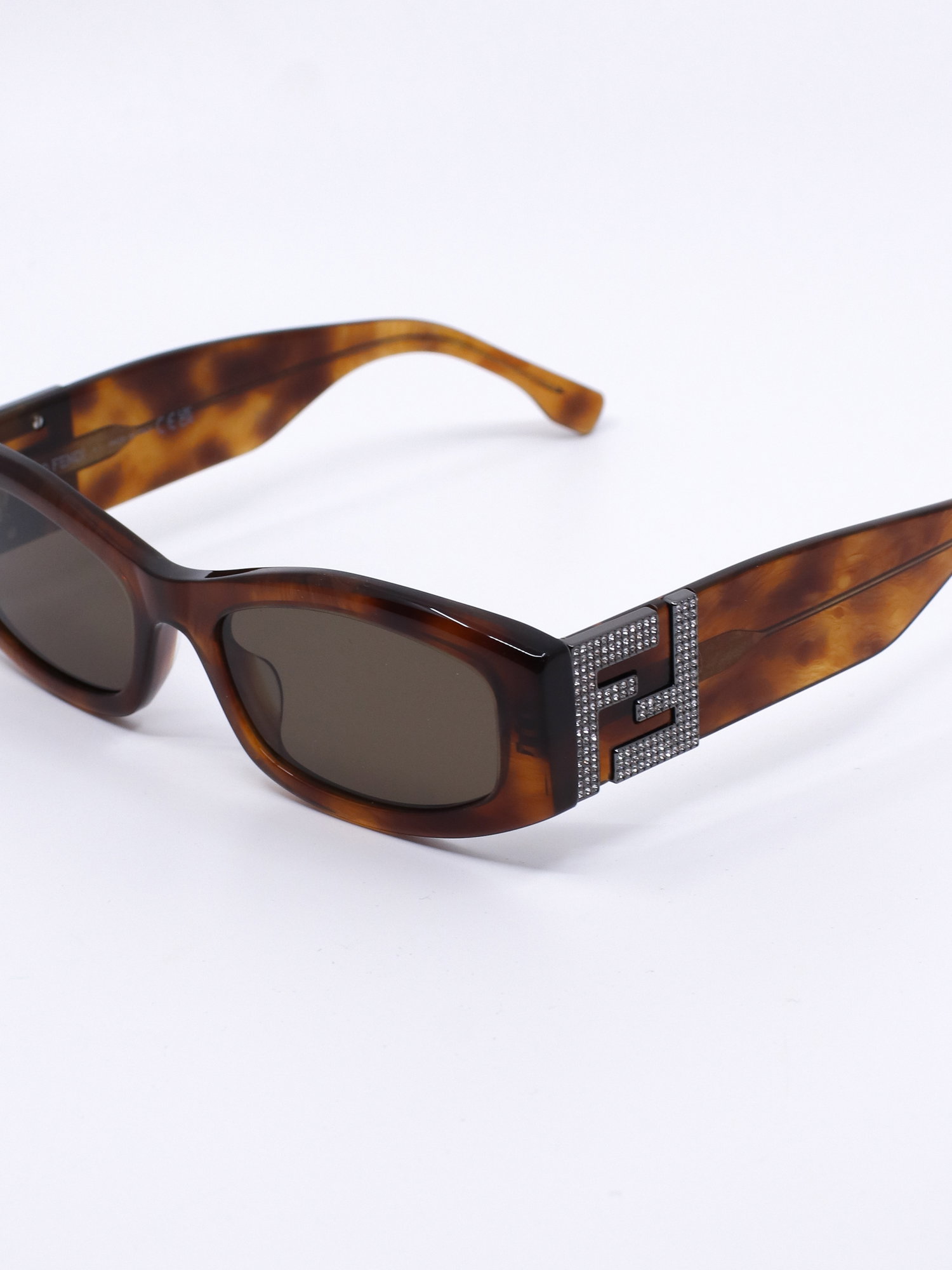 Smal solbrille med brun ramme