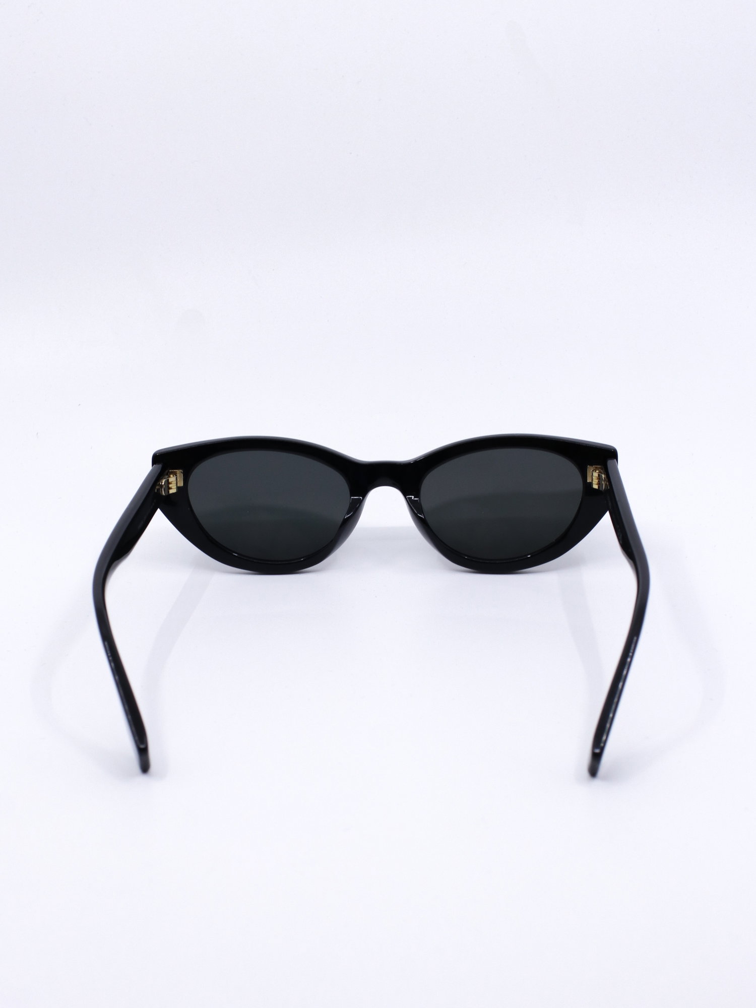 Solbrille med klassisk cateye fasong og svart farge