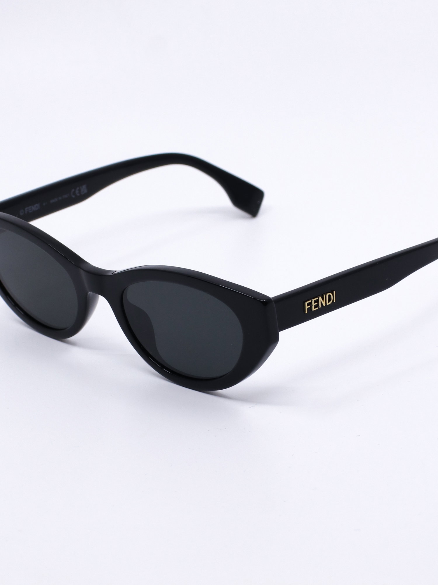 Solbrille med klassisk cateye fasong og svart farge