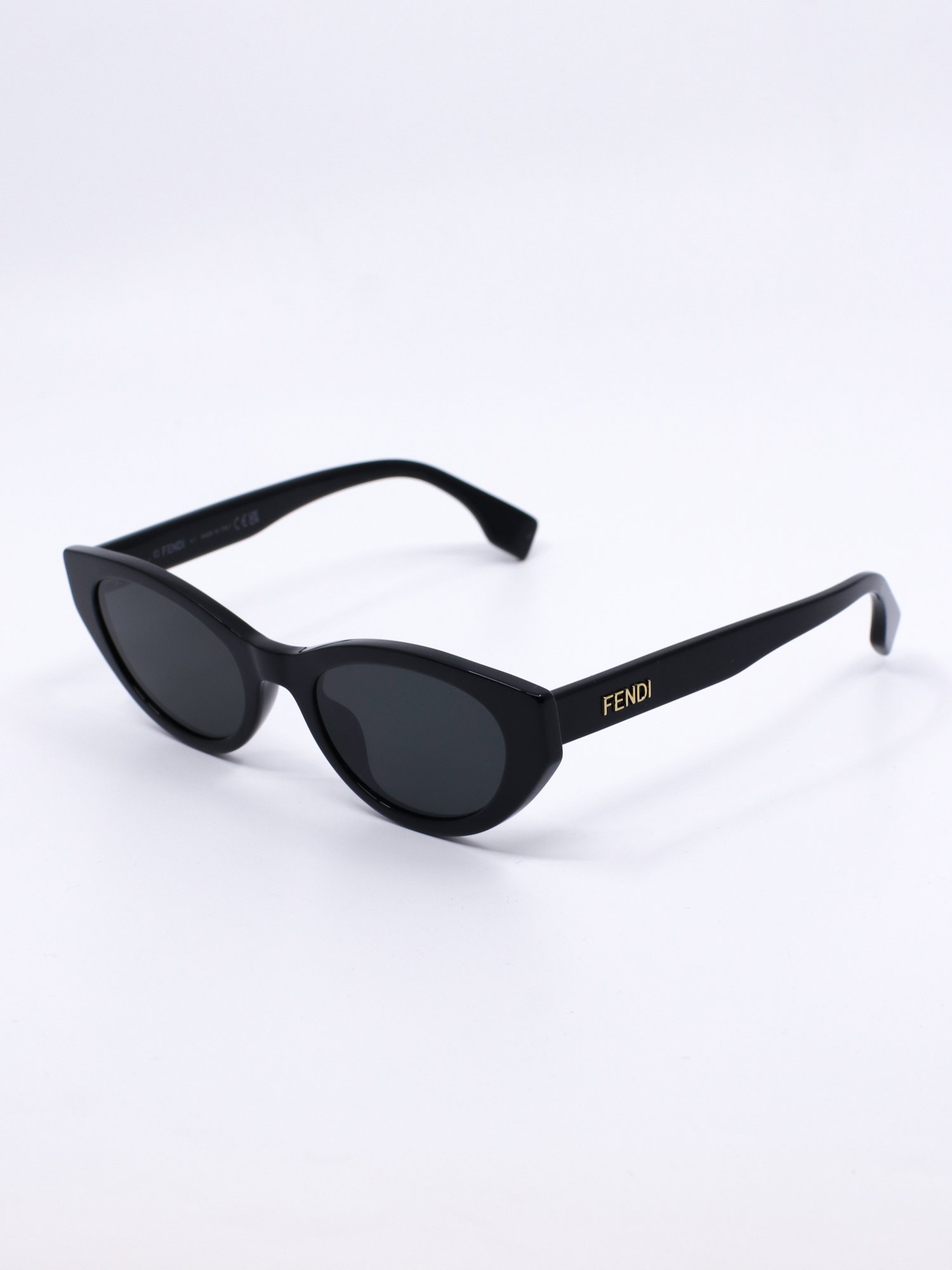 Solbrille med klassisk cateye fasong og svart farge
