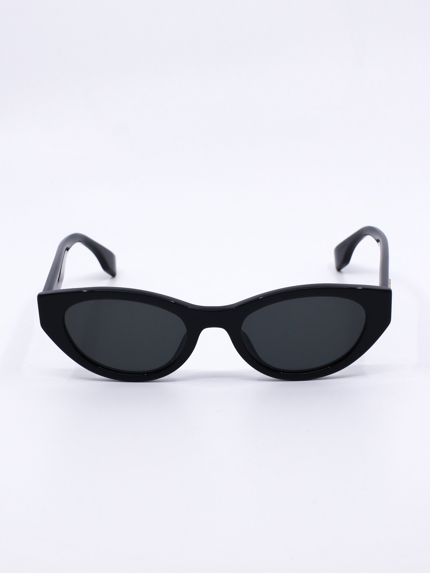 Solbrille med klassisk cateye fasong og svart farge