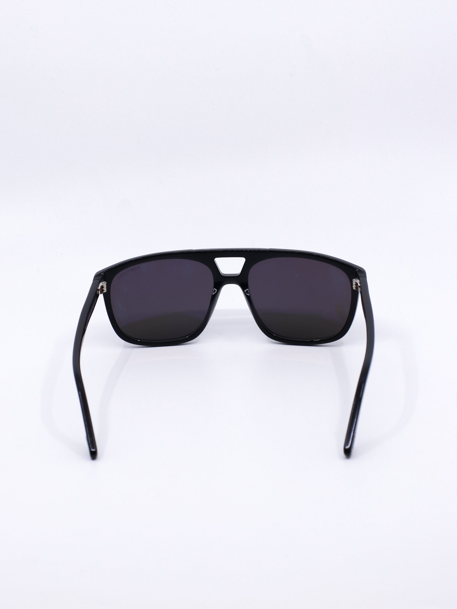 Svart pilotsolbrille i svart med dobbel nesebro