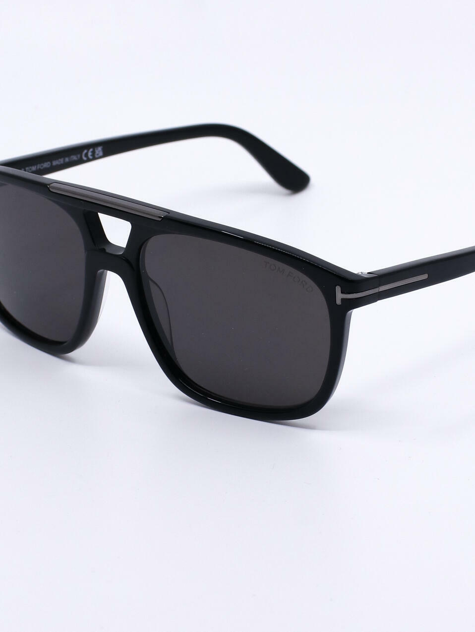 Svart pilotsolbrille i svart med dobbel nesebro