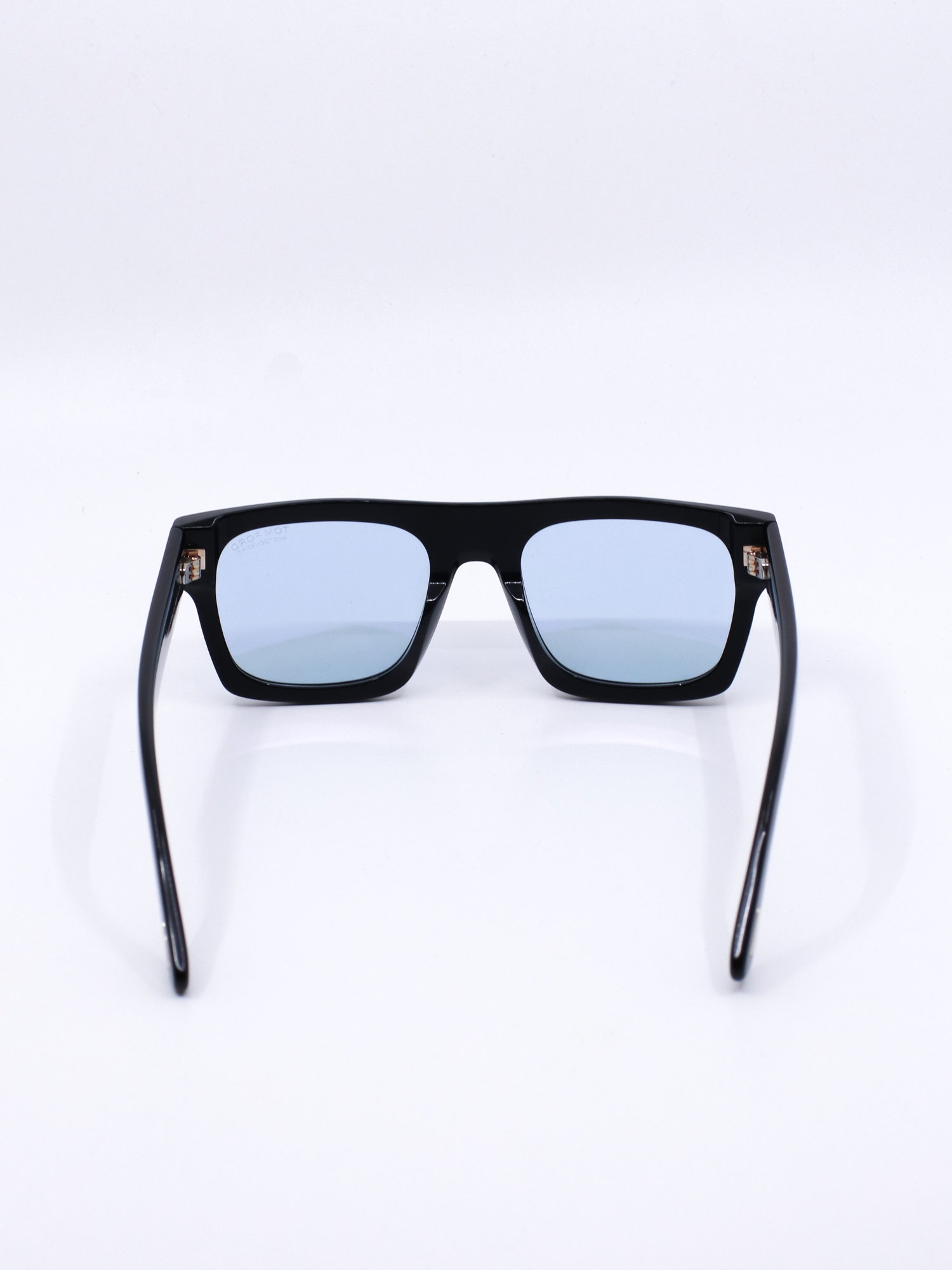 Solbrille med kraftig svart ramme og blå solbrilleglass