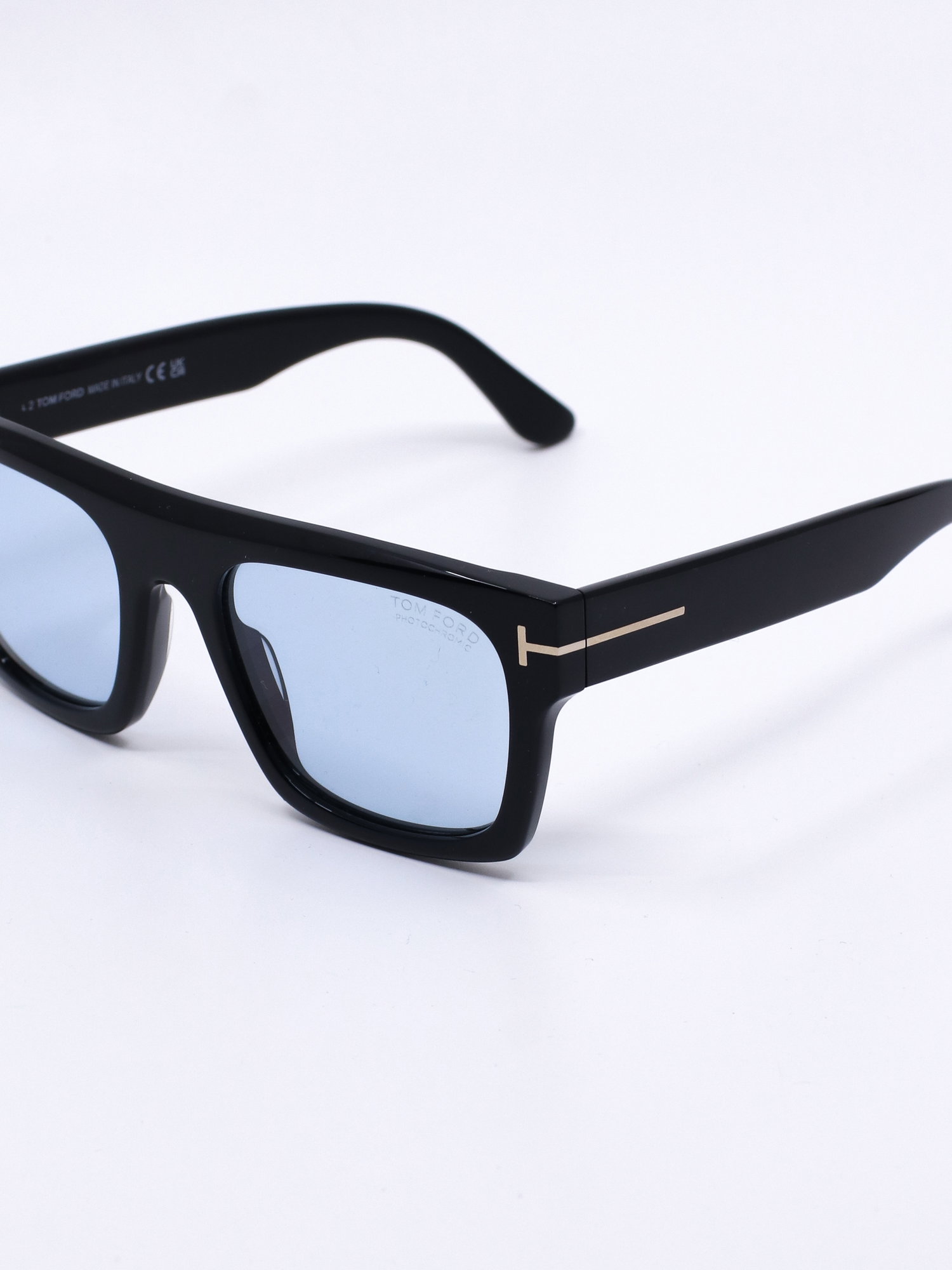 Solbrille med kraftig svart ramme og blå solbrilleglass