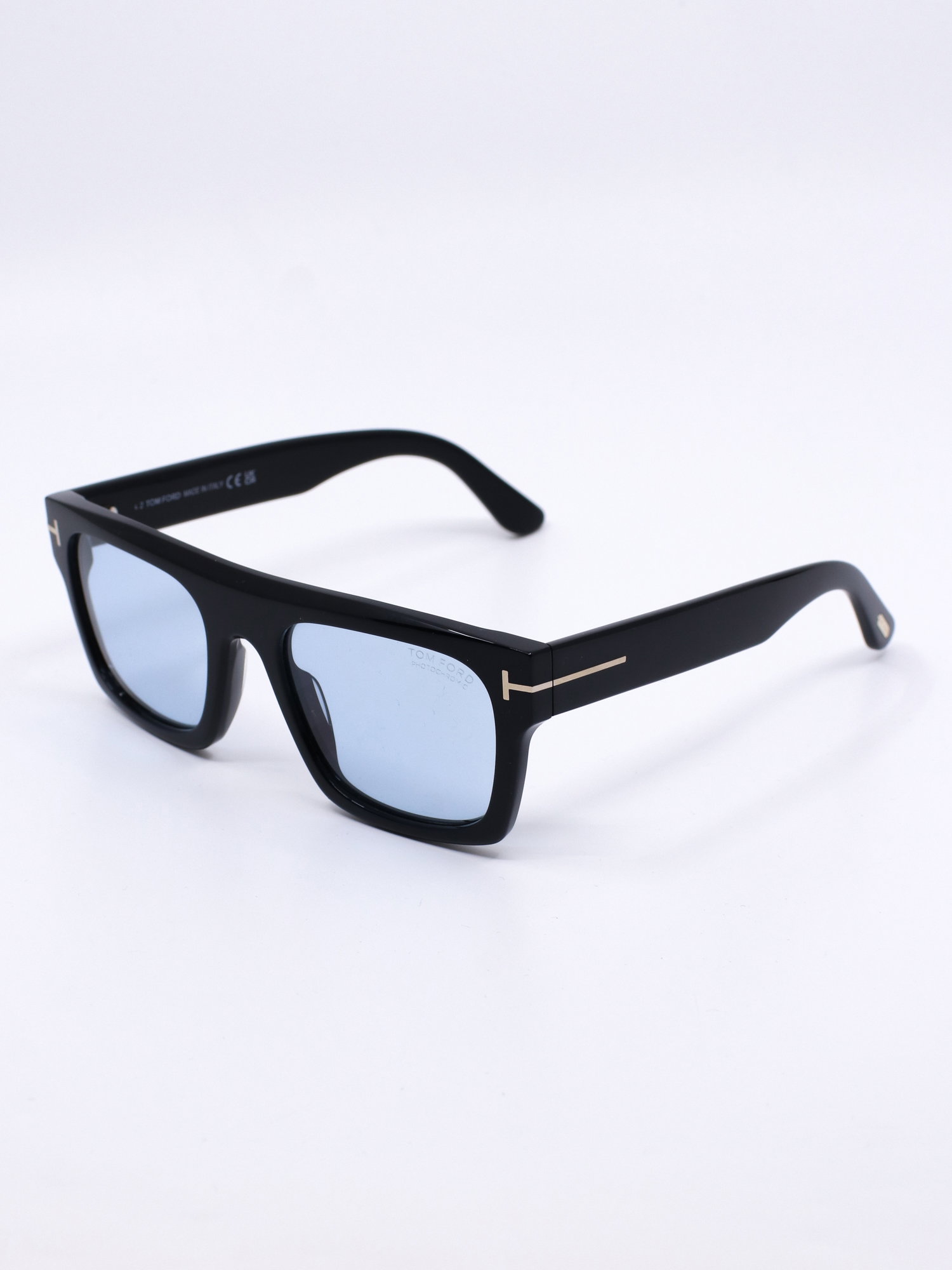 Solbrille med kraftig svart ramme og blå solbrilleglass