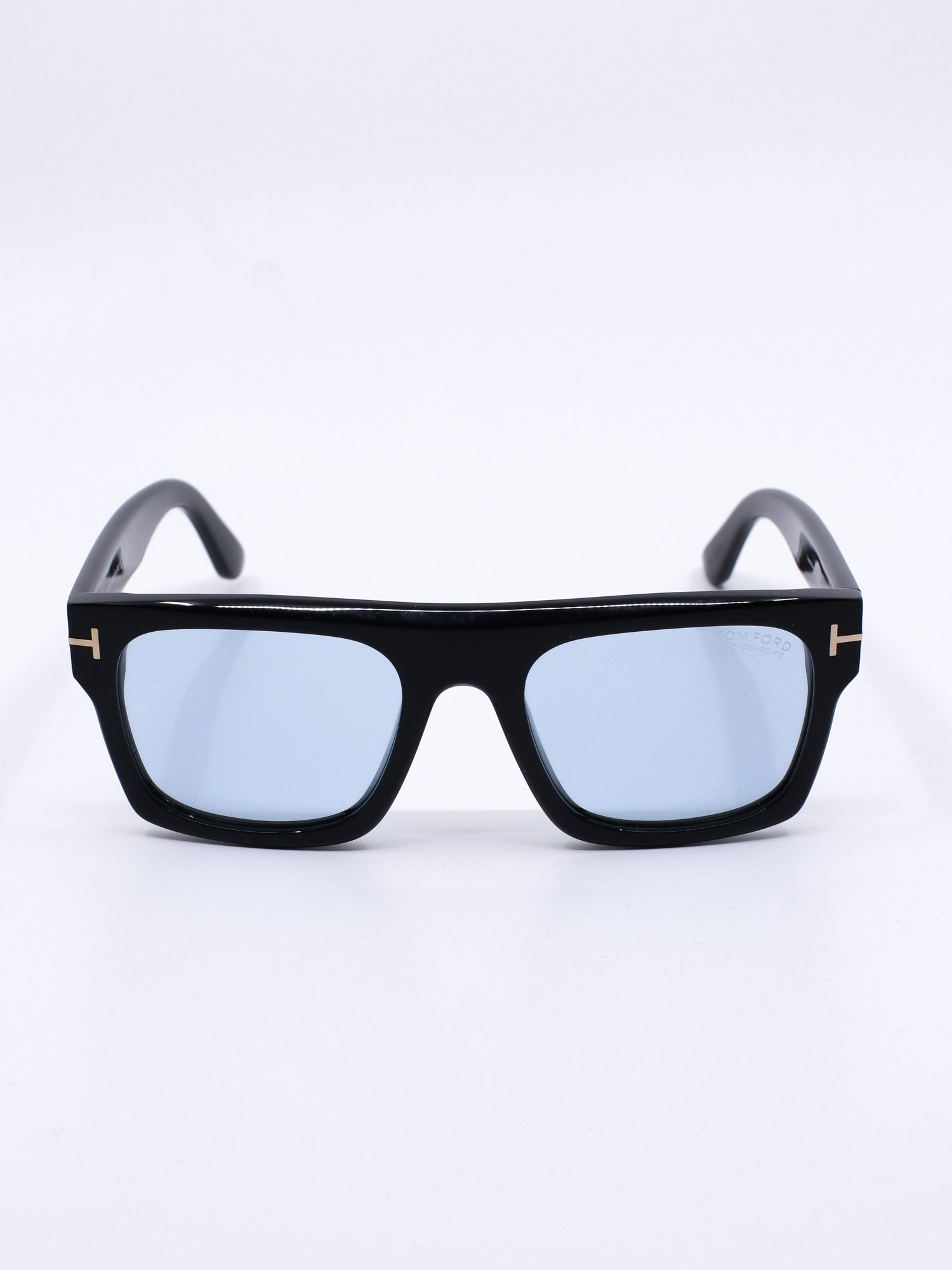 Solbrille med kraftig svart ramme og blå solbrilleglass