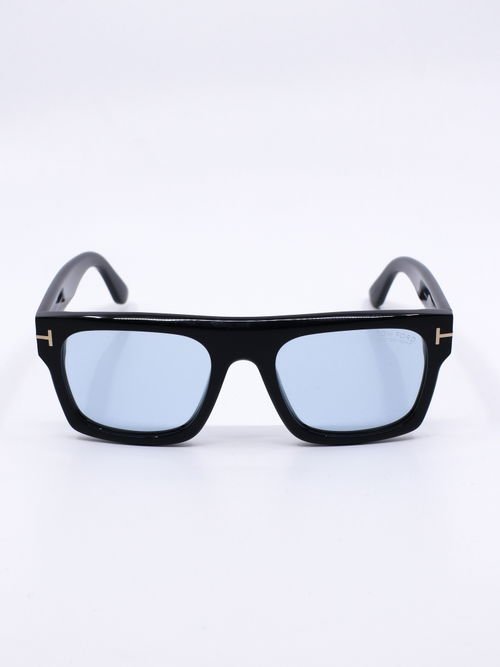 Solbrille med kraftig svart ramme og blå solbrilleglass