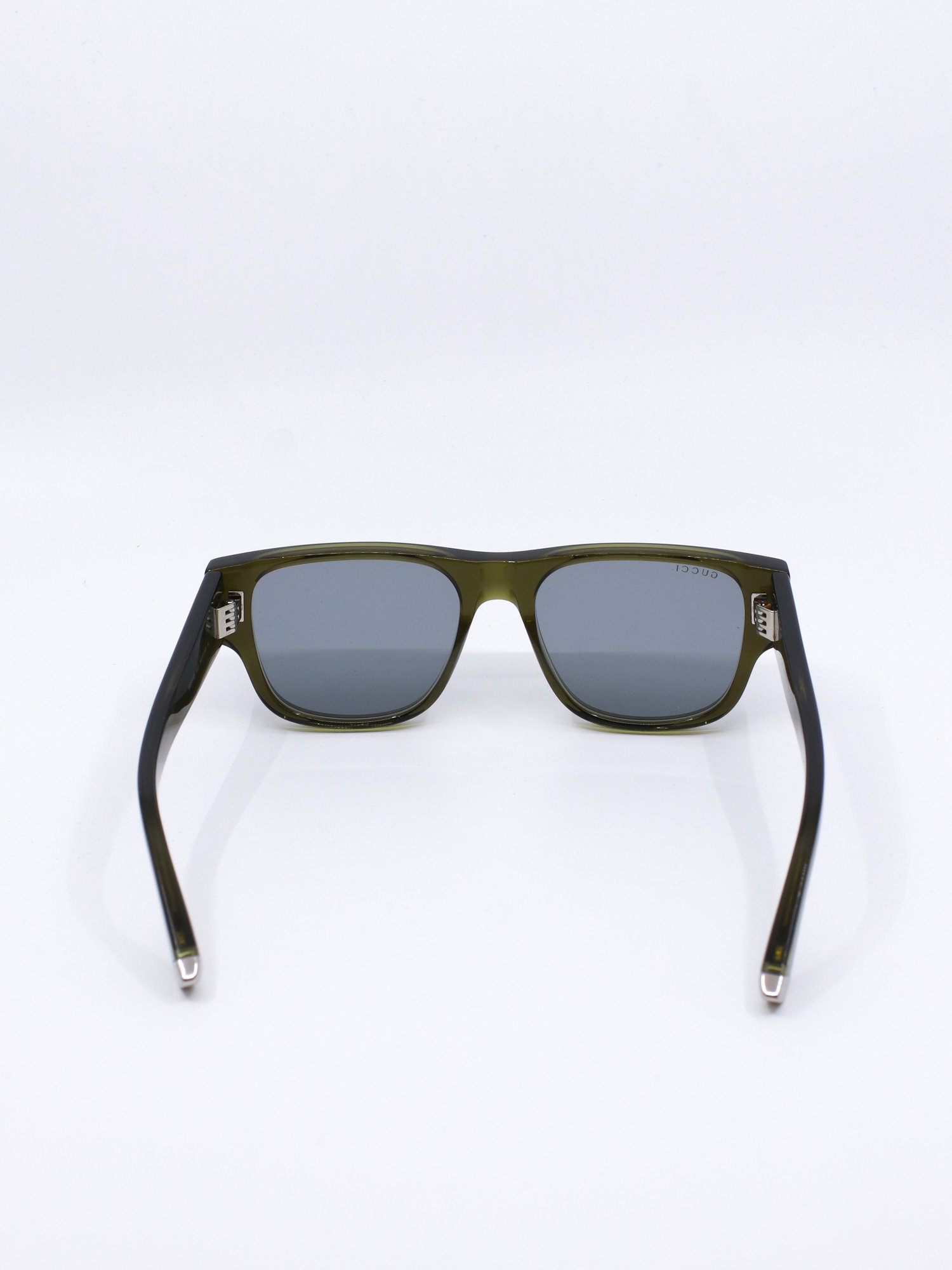 Grønn solbrille med rektangulær fasong