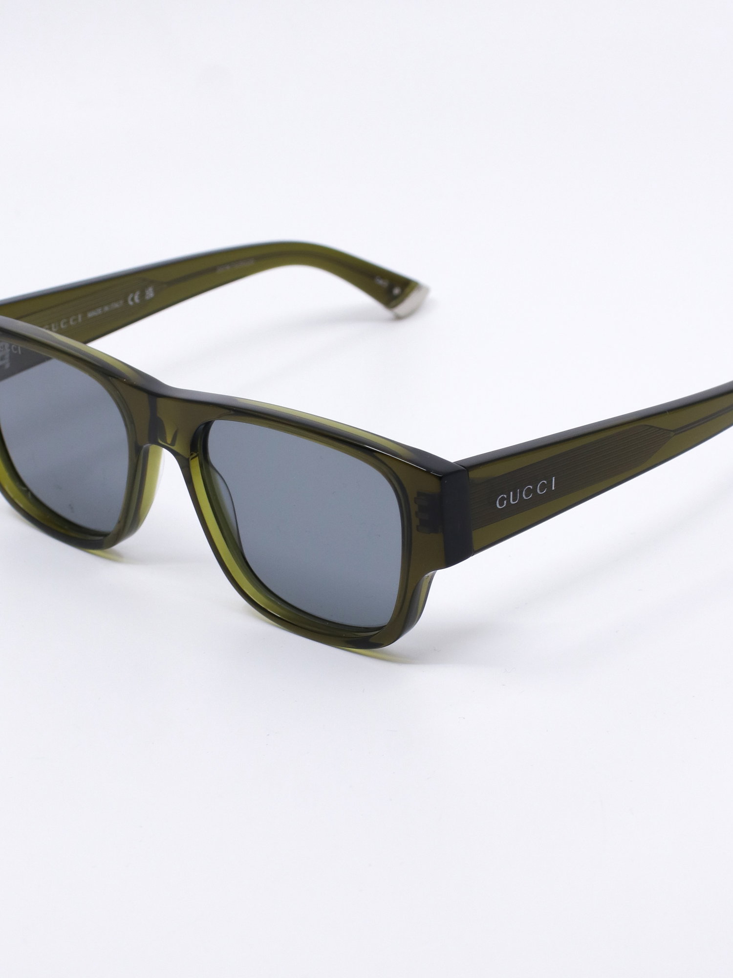 Grønn solbrille med rektangulær fasong