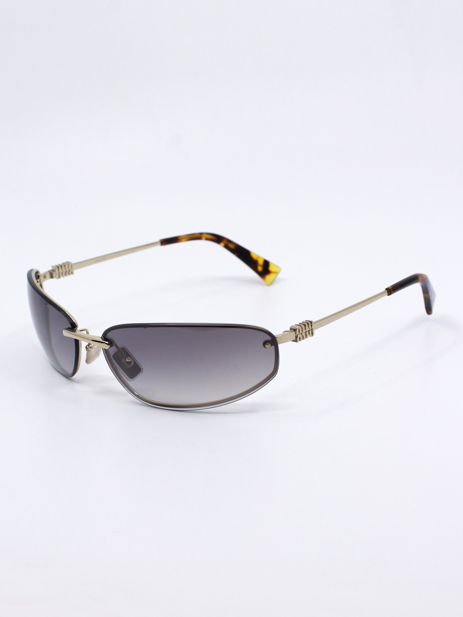 Solbrille med futurisk design. Solbrilleglass med gradert farge og metallstenger i gull